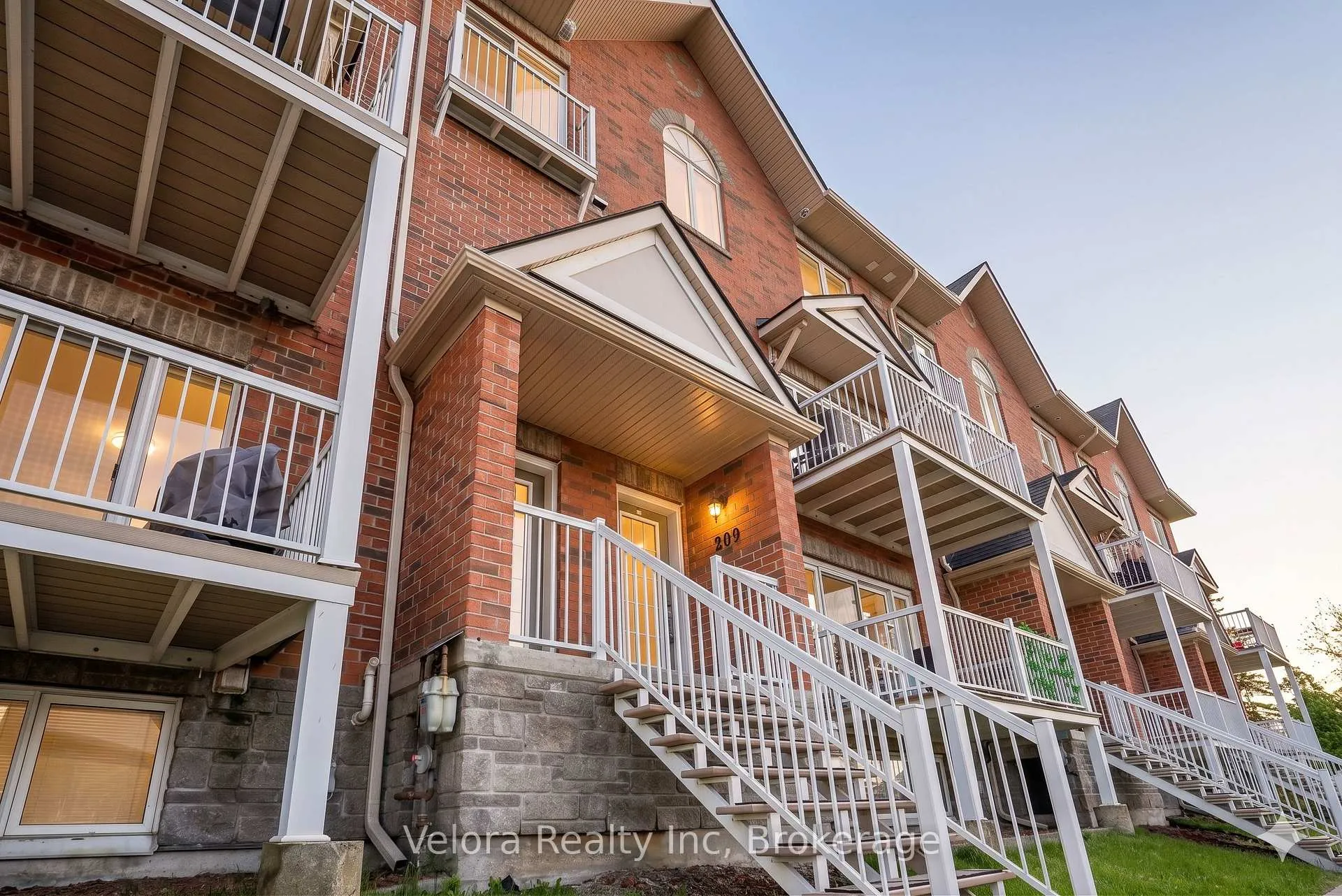 Front of Unit 209, 3275 St Joseph Boulevard