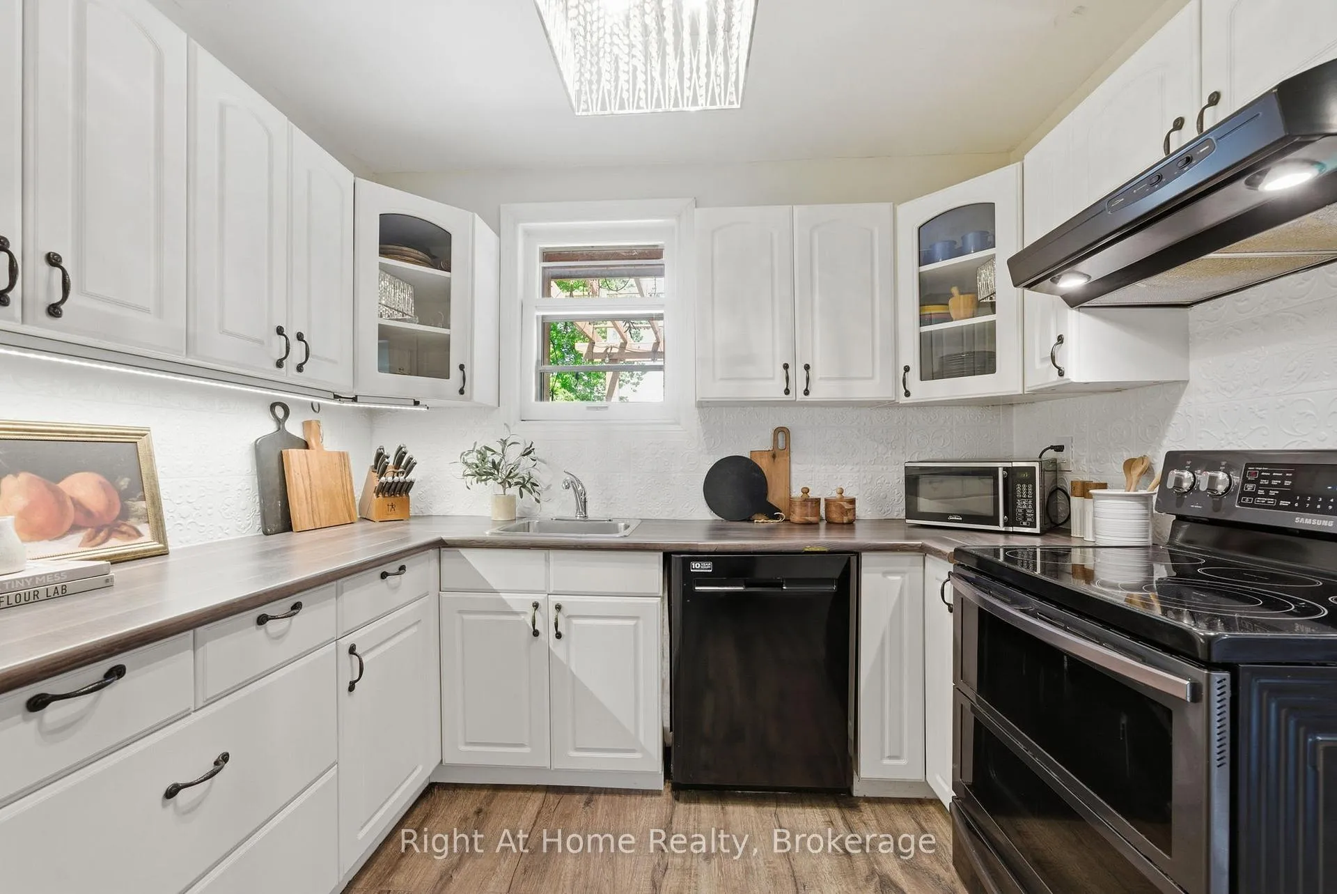 Photo 13 of 381 Jarvis Street, Oshawa, O'Neill — HOMEH