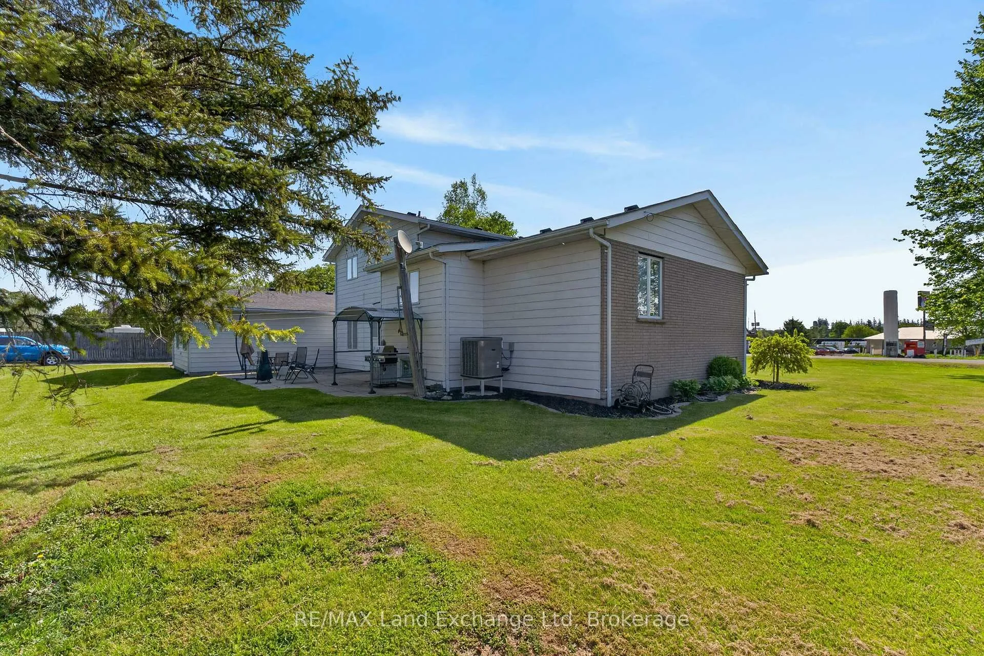 Photo 5 of 696 Josephine Street N, North Huron, Wingham — HOMEH