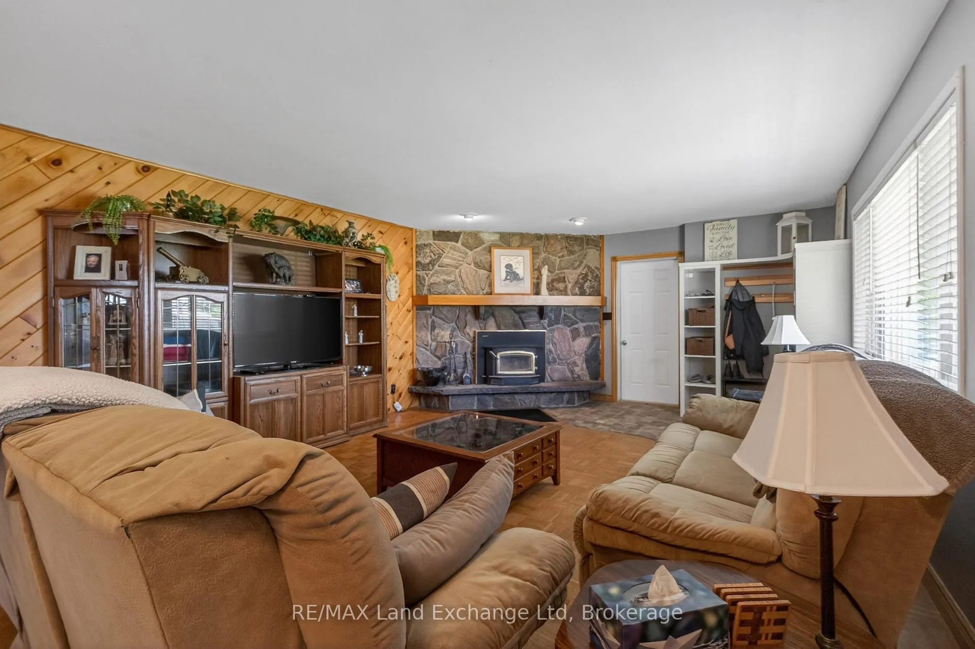 Photo 10 of 696 Josephine Street N, North Huron, Wingham — HOMEH
