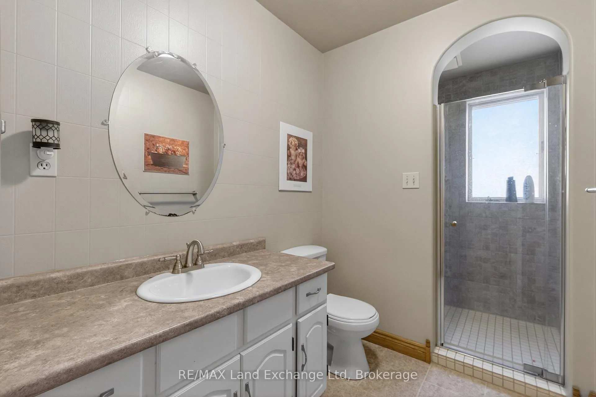 Photo 17 of 696 Josephine Street N, North Huron, Wingham — HOMEH