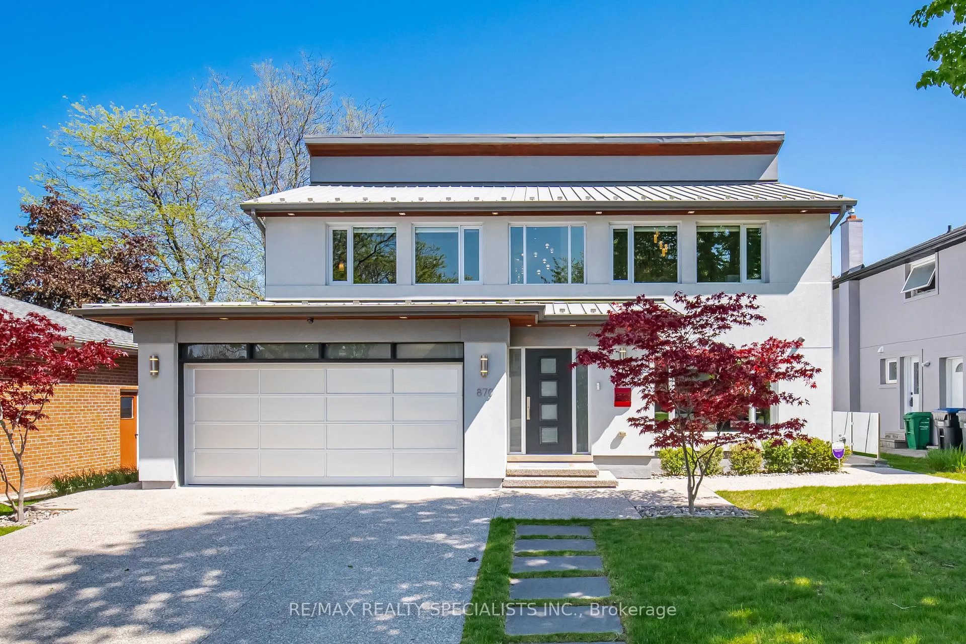 Front of 870 Hollowtree Crescent