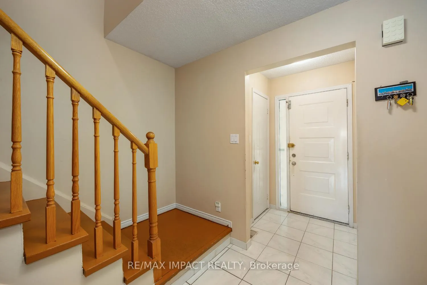 Photo 2 of 820 Bennett Crescent, Oshawa, Pinecrest — HOMEH