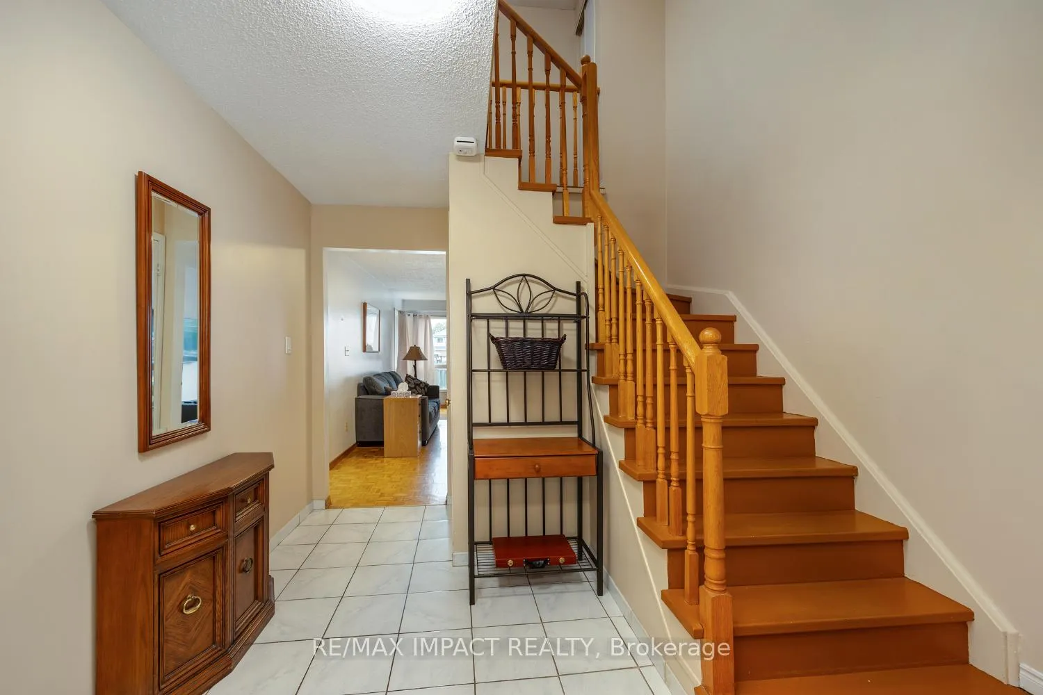 Photo 3 of 820 Bennett Crescent, Oshawa, Pinecrest — HOMEH