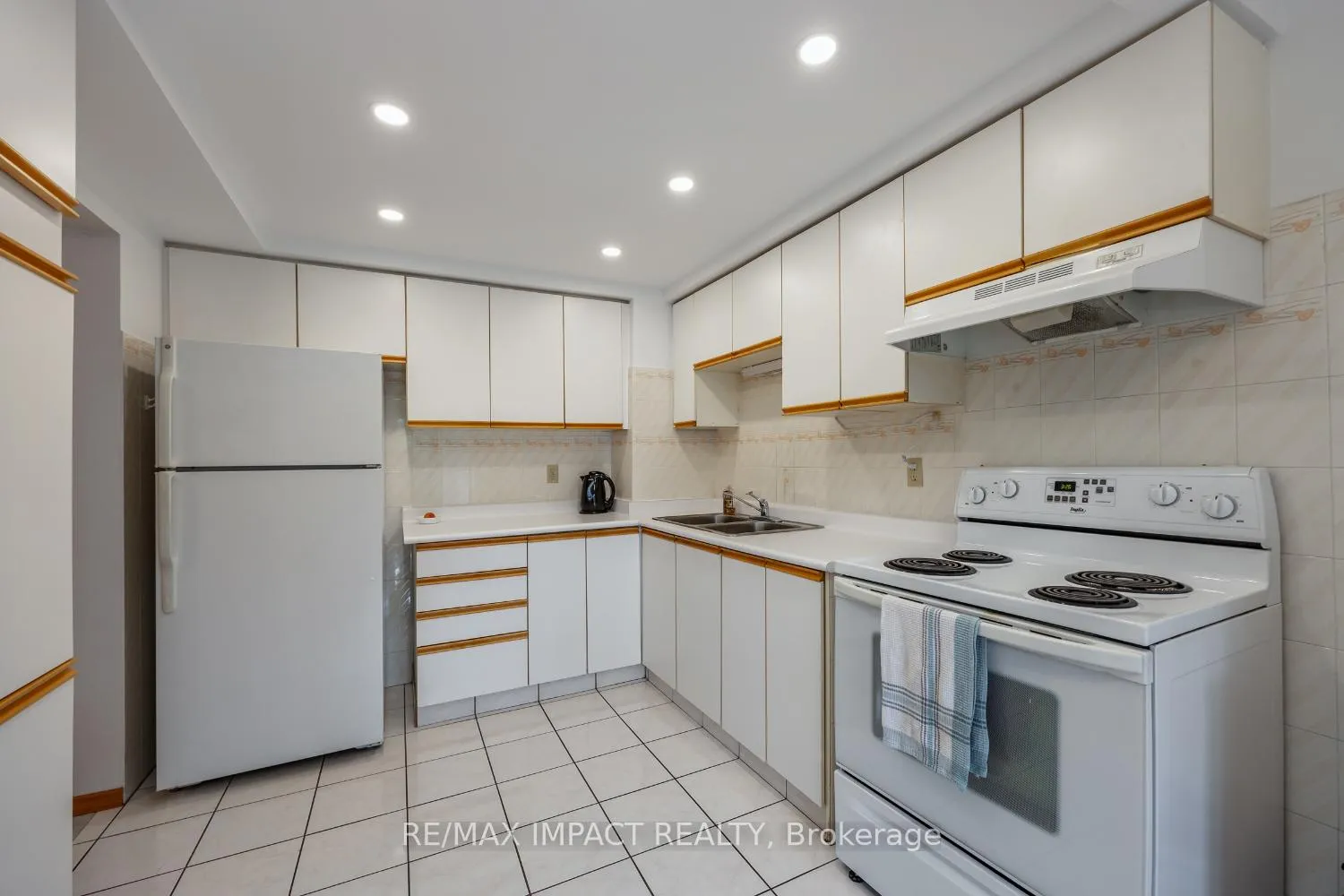 Photo 4 of 820 Bennett Crescent, Oshawa, Pinecrest — HOMEH