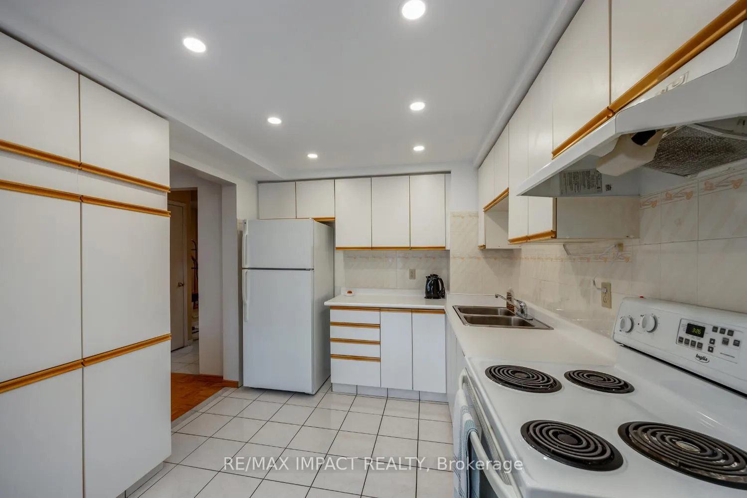 Photo 5 of 820 Bennett Crescent, Oshawa, Pinecrest — HOMEH