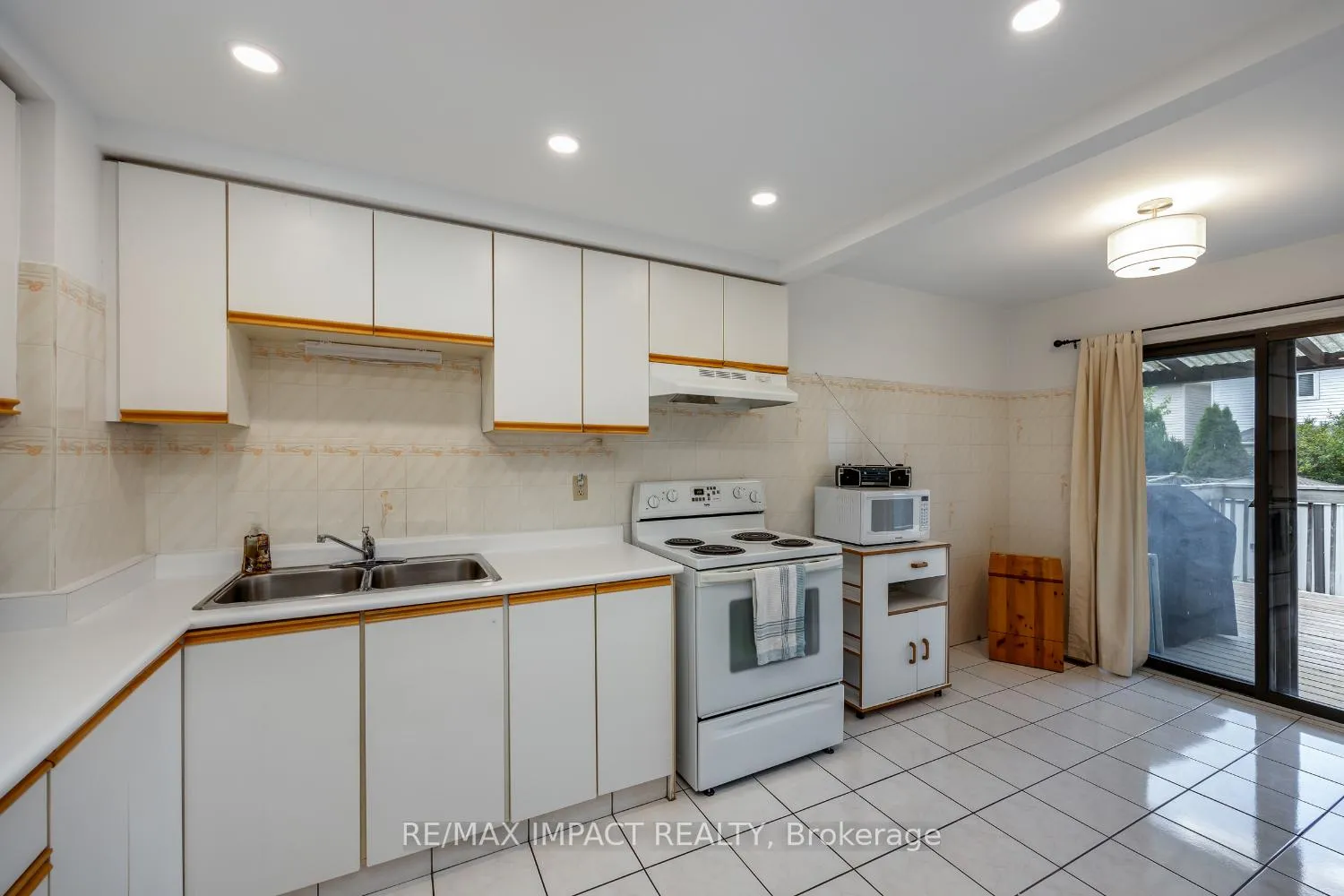Photo 6 of 820 Bennett Crescent, Oshawa, Pinecrest — HOMEH