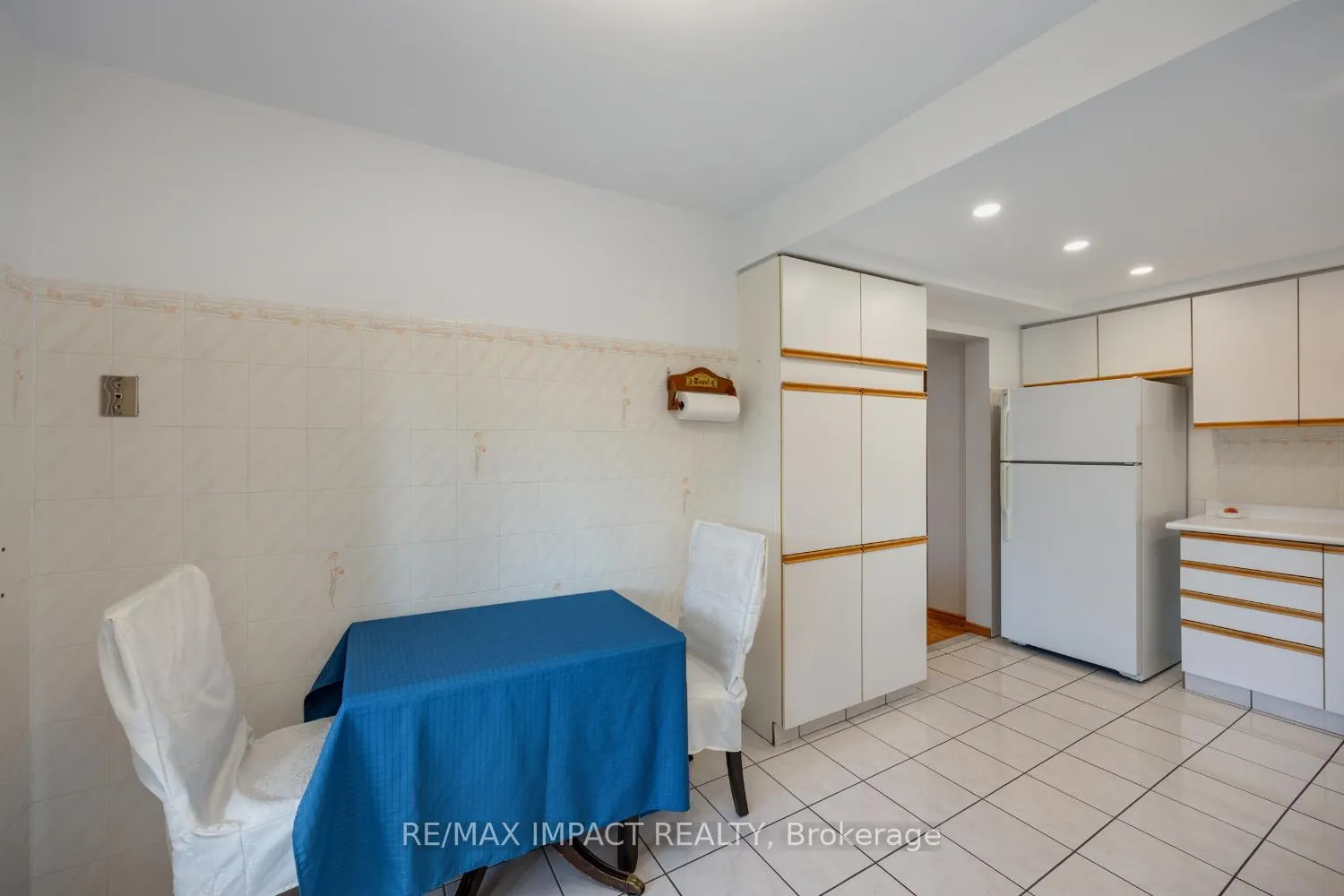 Photo 8 of 820 Bennett Crescent, Oshawa, Pinecrest — HOMEH