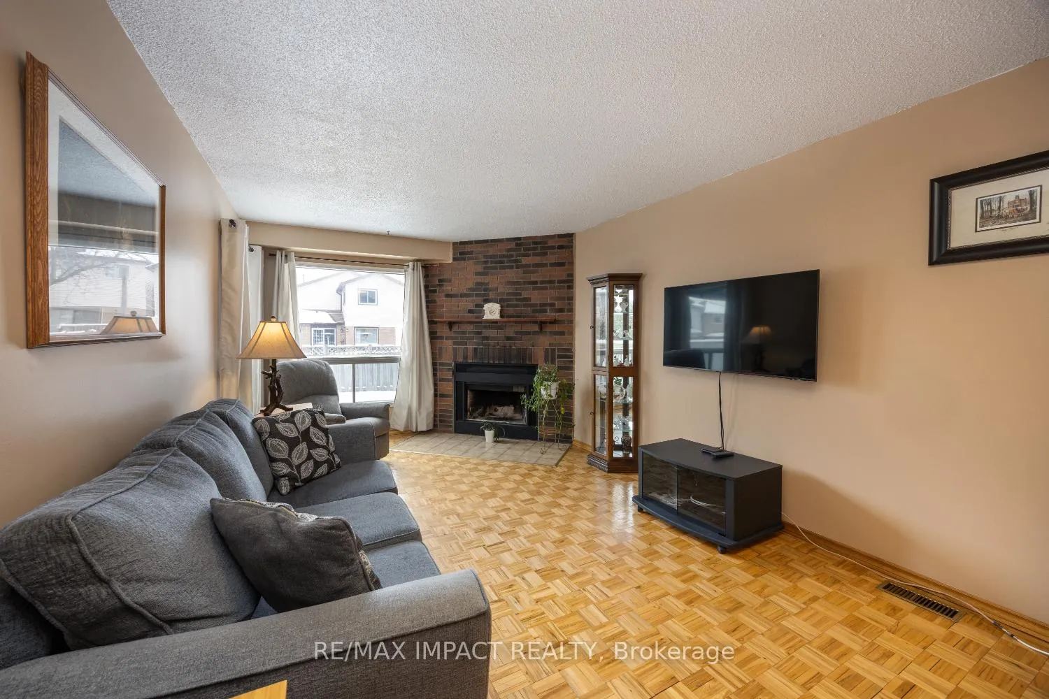 Photo 10 of 820 Bennett Crescent, Oshawa, Pinecrest — HOMEH