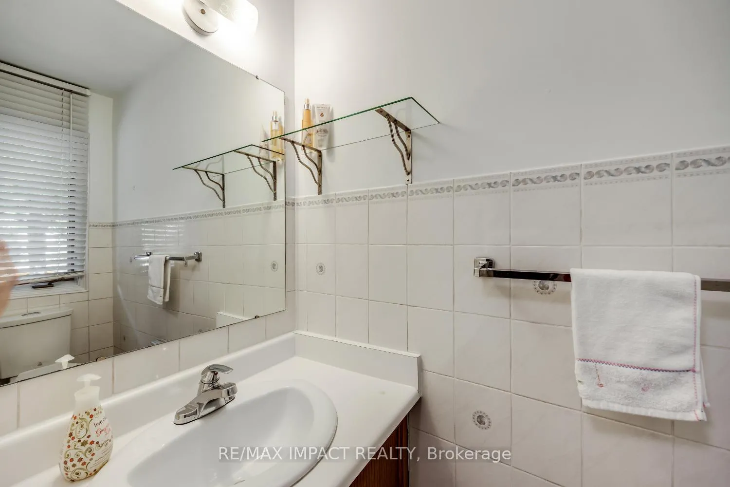Photo 12 of 820 Bennett Crescent, Oshawa, Pinecrest — HOMEH