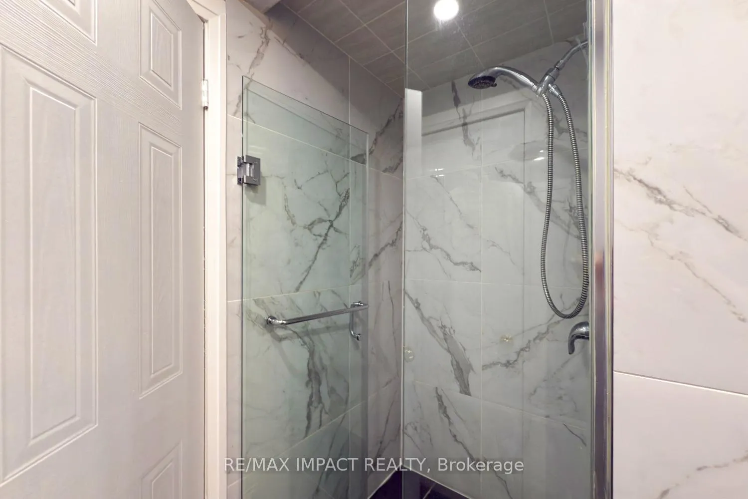 Photo 17 of 820 Bennett Crescent, Oshawa, Pinecrest — HOMEH
