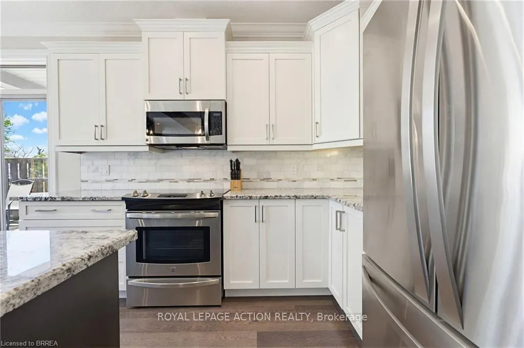 Photo 10 of Unit #9, 30 Cedar Street, Brant, Paris — HOMEH