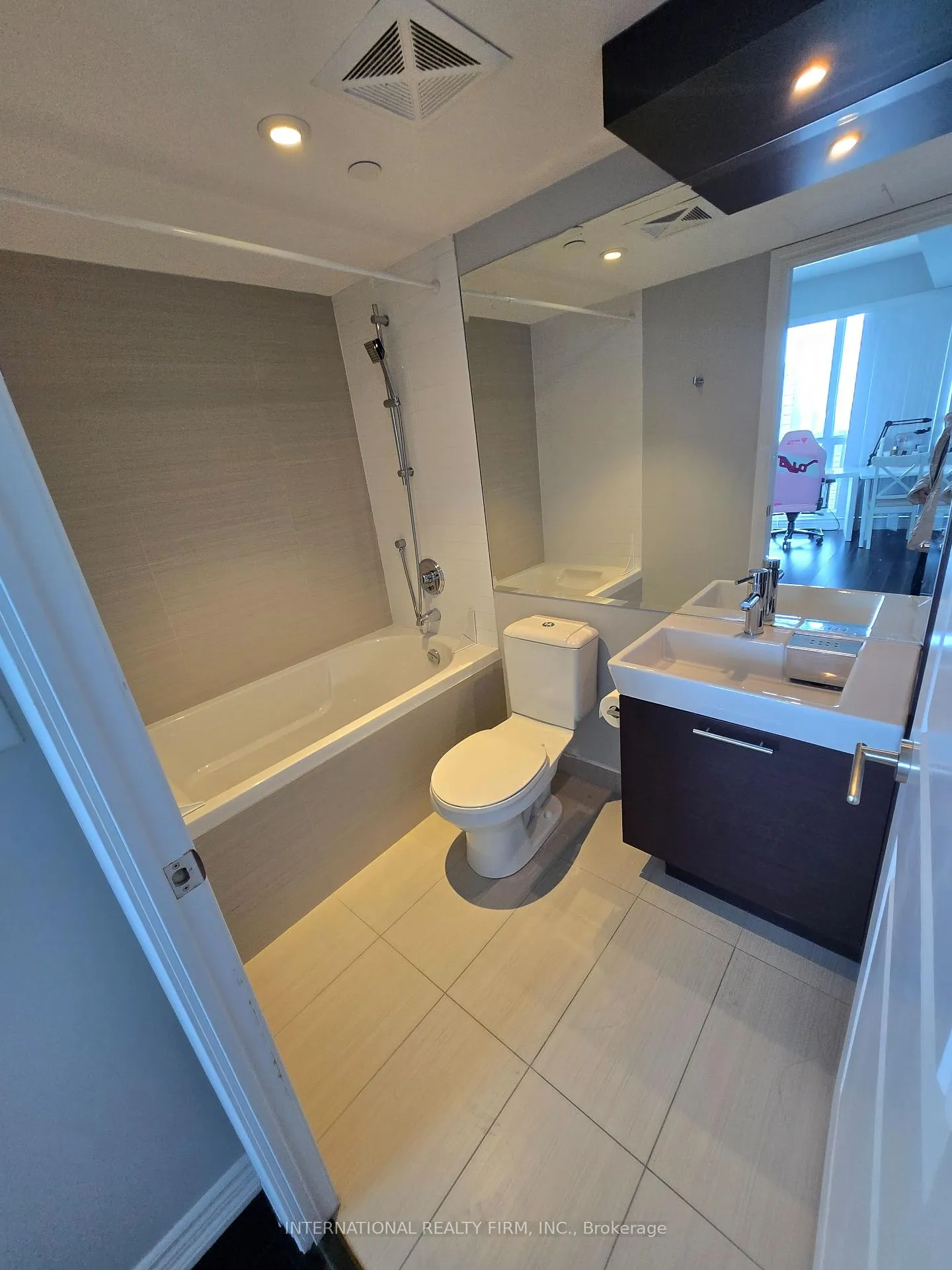 Photo 6 of Unit 3404, 386 Yonge Street, Toronto, Bay Street Corridor — HOMEH