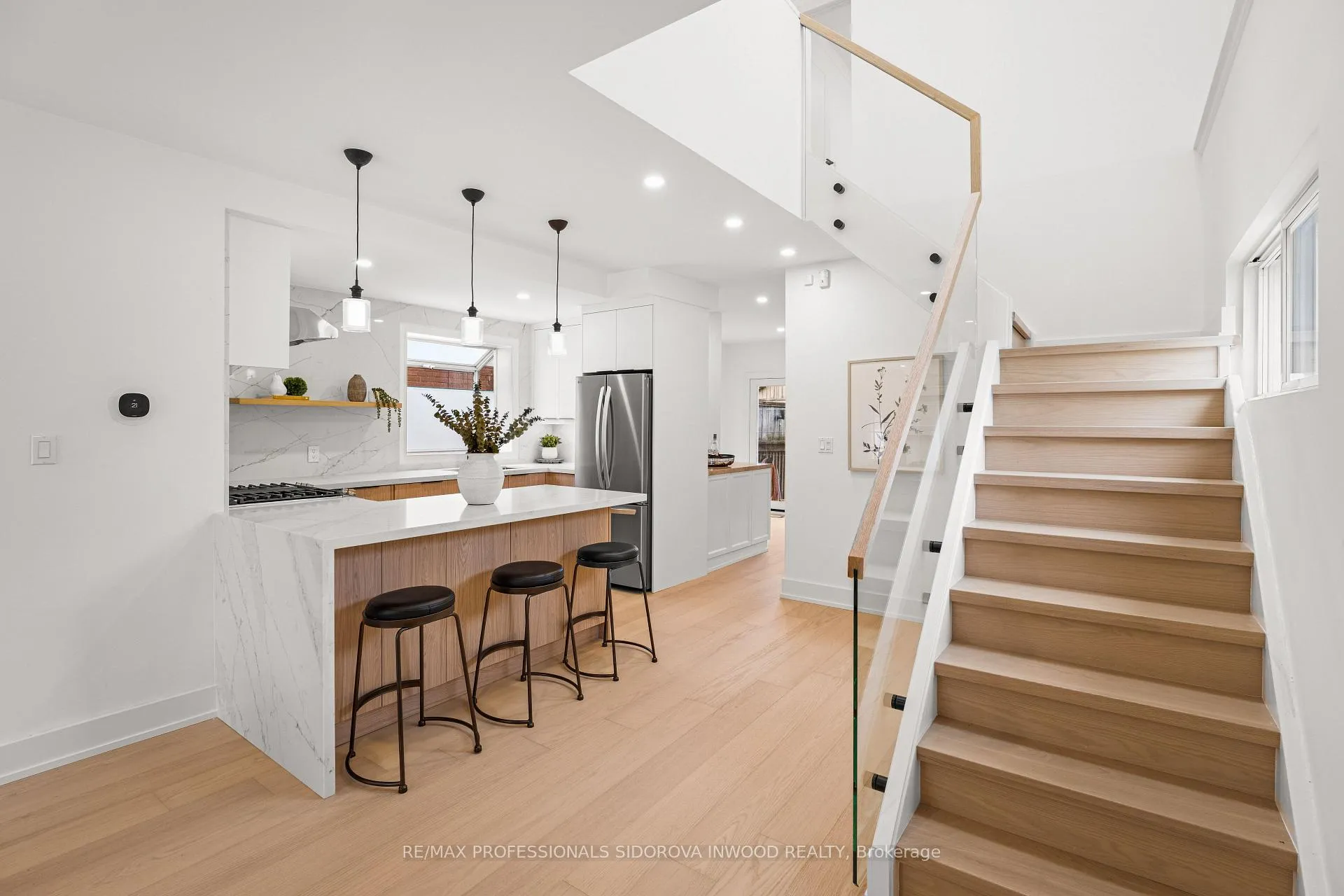 Photo 3 of 2 Ostend Avenue, Toronto, High Park-Swansea — HOMEH