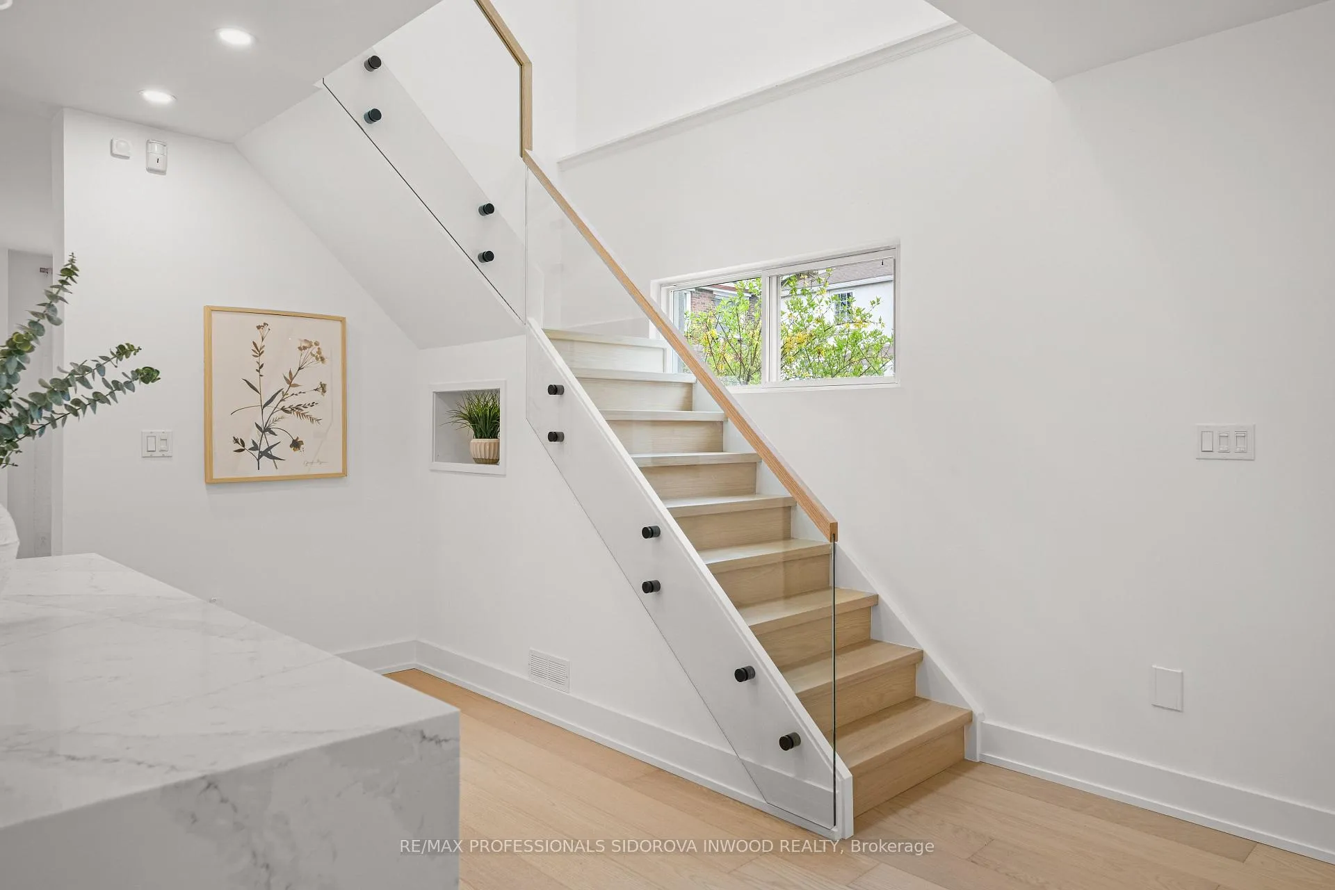 Photo 13 of 2 Ostend Avenue, Toronto, High Park-Swansea — HOMEH