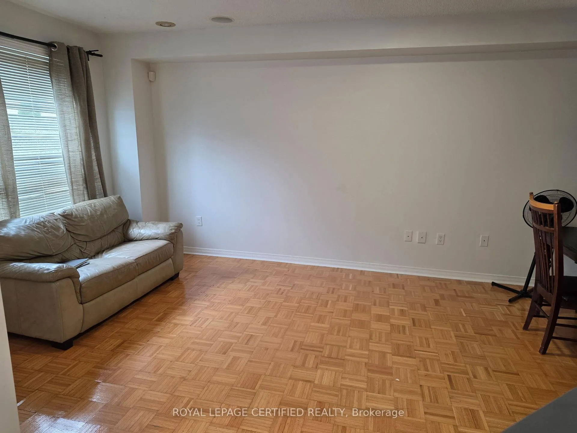 Photo 5 of 134 Kayla Crescent, Vaughan, Maple — HOMEH