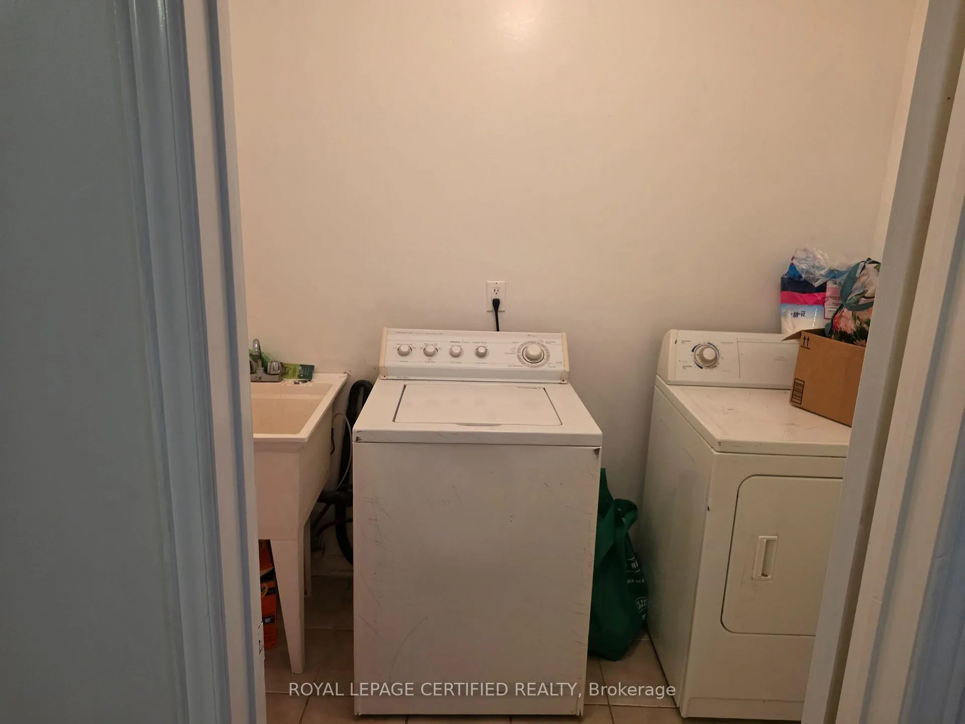Photo 19 of 134 Kayla Crescent, Vaughan, Maple — HOMEH