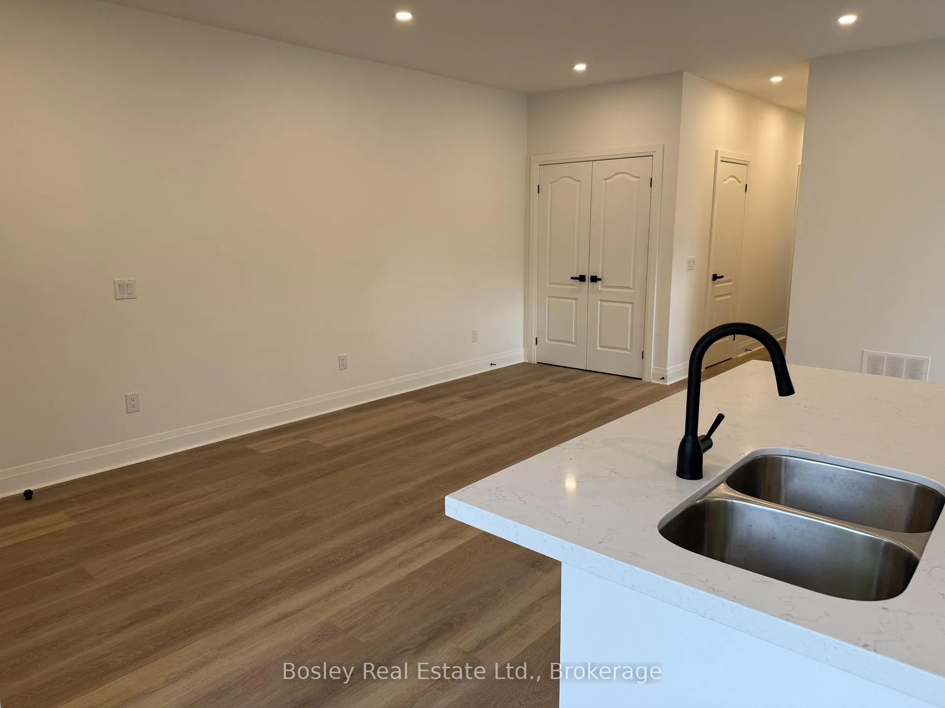Photo 3 of Unit 1, 6 Golfview Drive, Collingwood — HOMEH