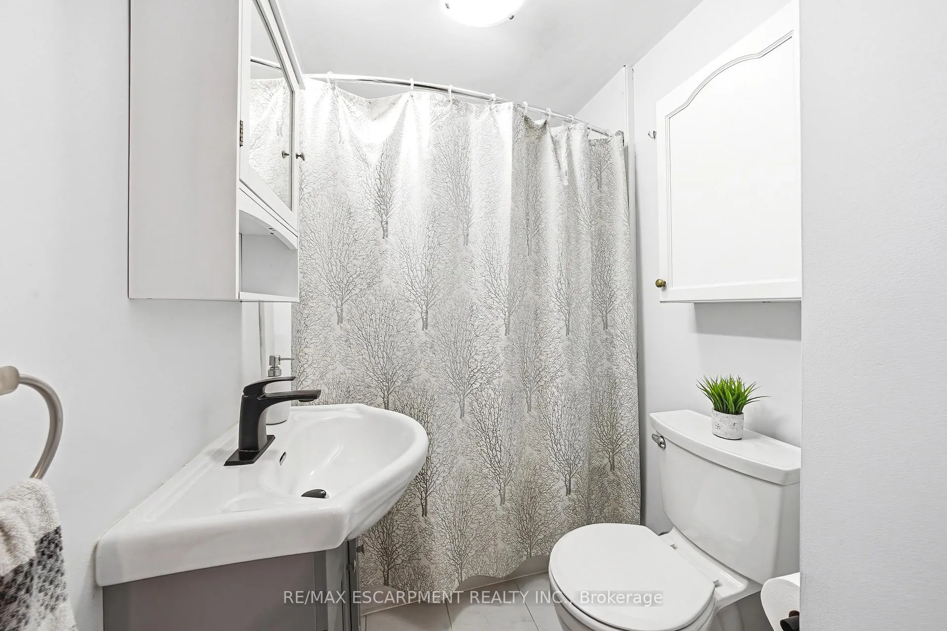 Photo 12 of 546 Mohawk Road E, Hamilton, Lawfield — HOMEH