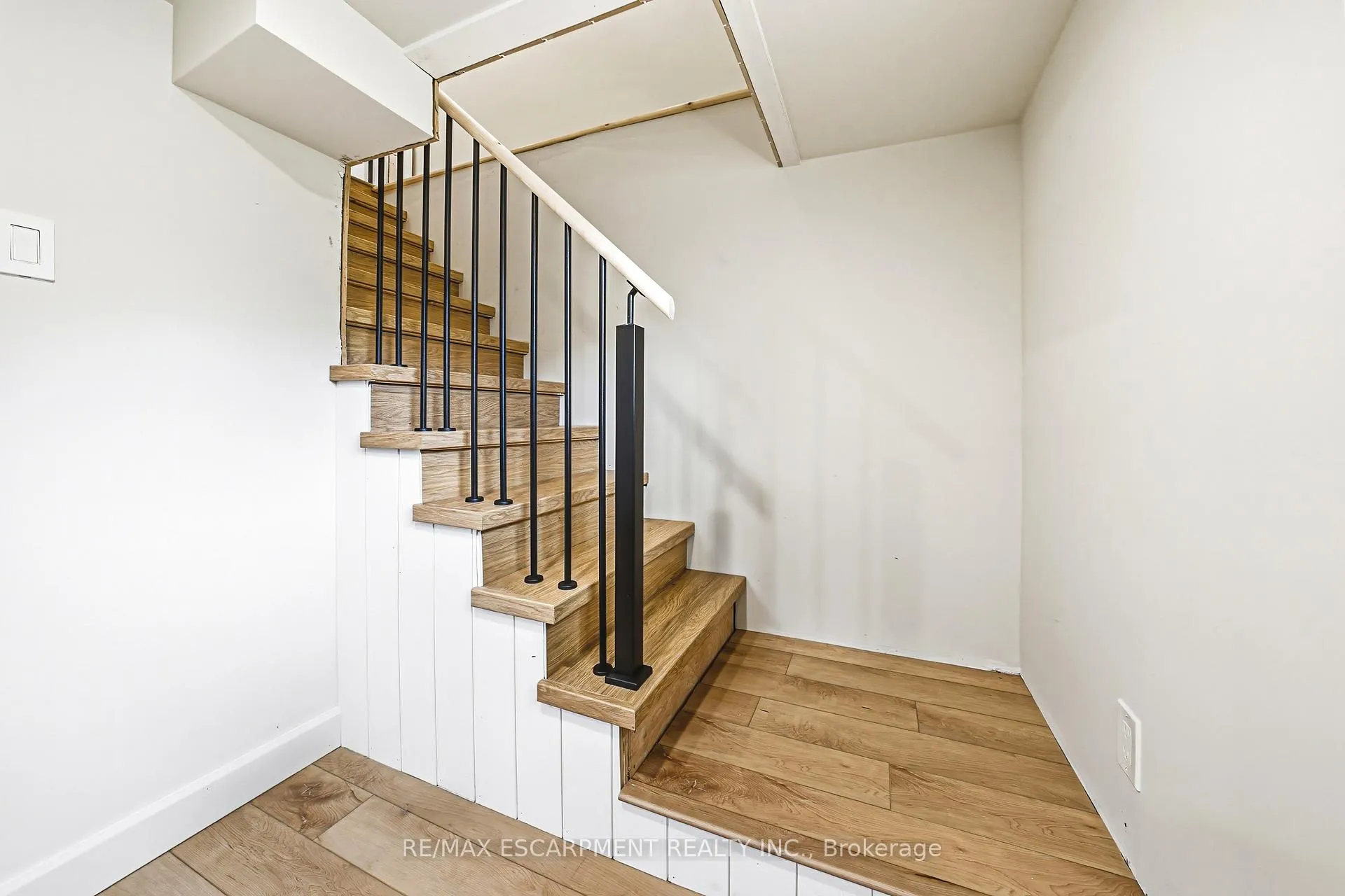 Photo 17 of 546 Mohawk Road E, Hamilton, Lawfield — HOMEH