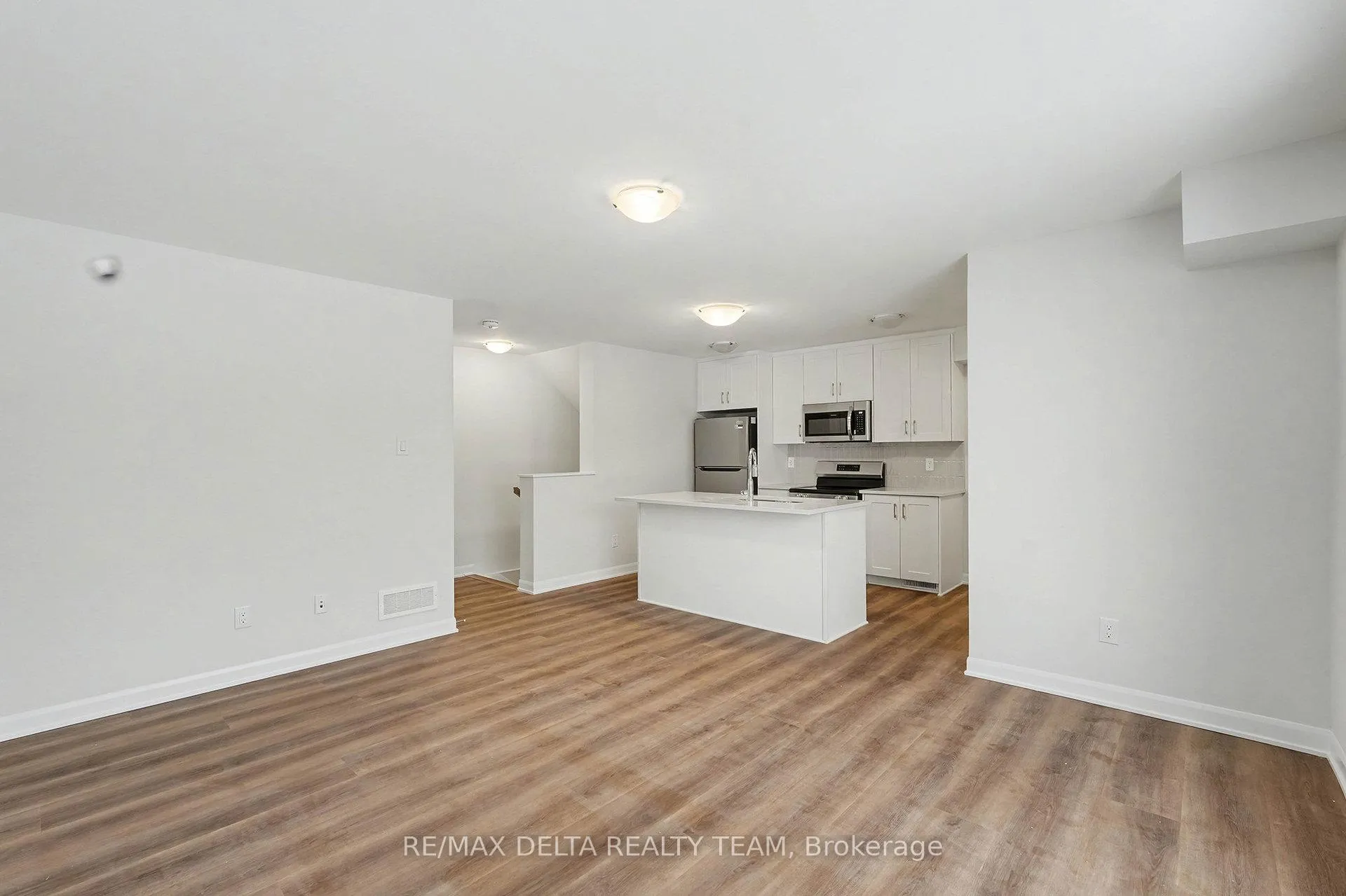 Photo 4 of 1209 Creekway Private, Ottawa, Kanata - Kanata Lakes/Heritage Hills — HOMEH