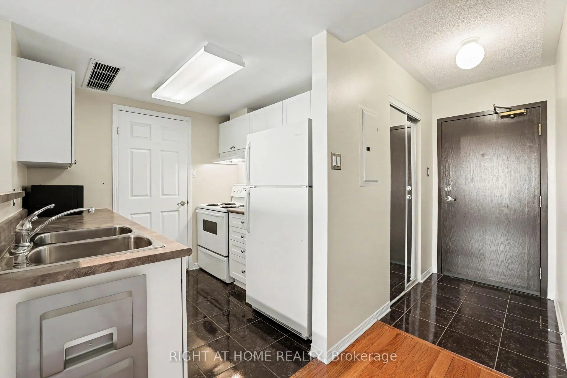 Photo 6 of Unit 8J, 310 Central Park Drive, Ottawa, Central Park — HOMEH
