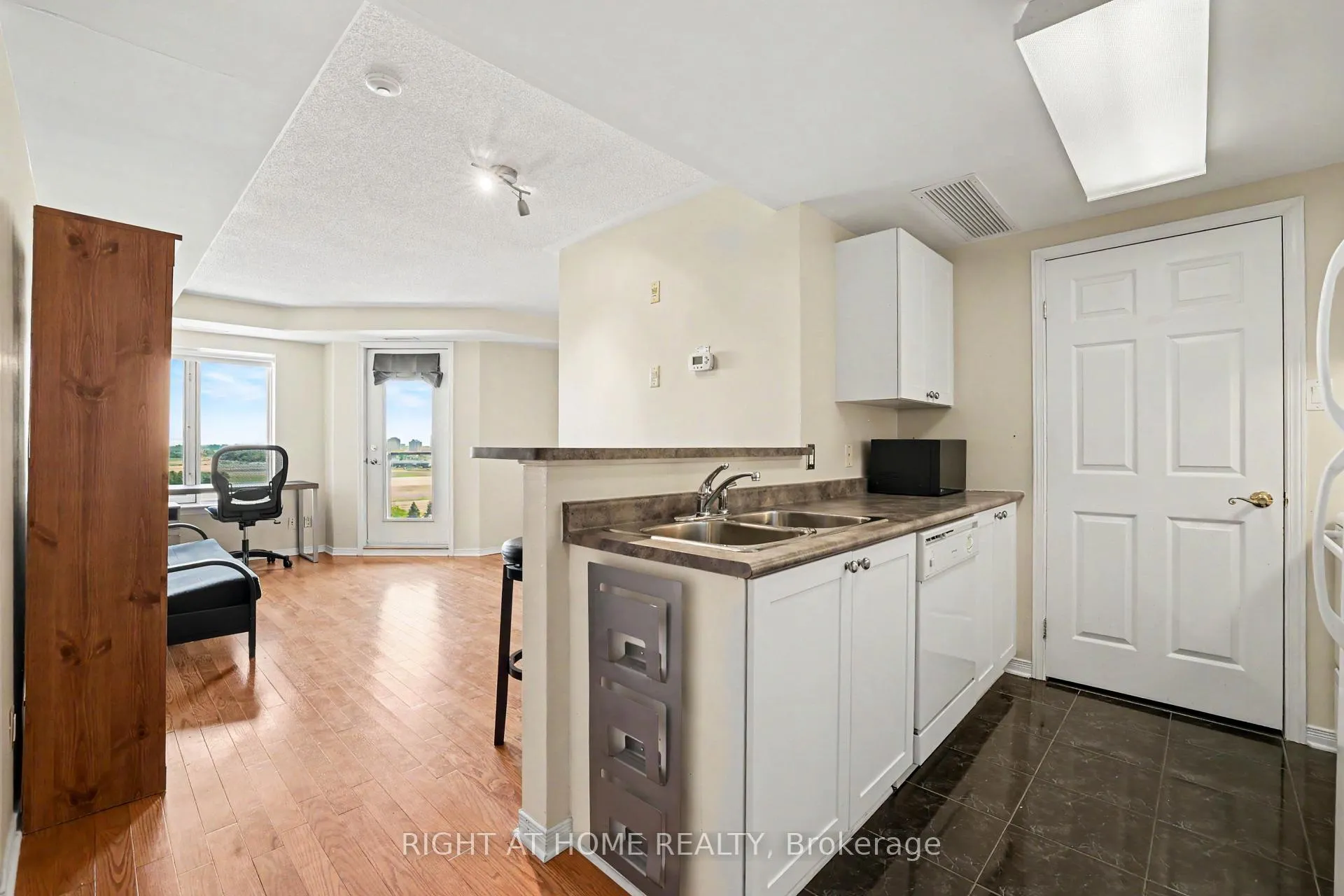 Photo 8 of Unit 8J, 310 Central Park Drive, Ottawa, Central Park — HOMEH