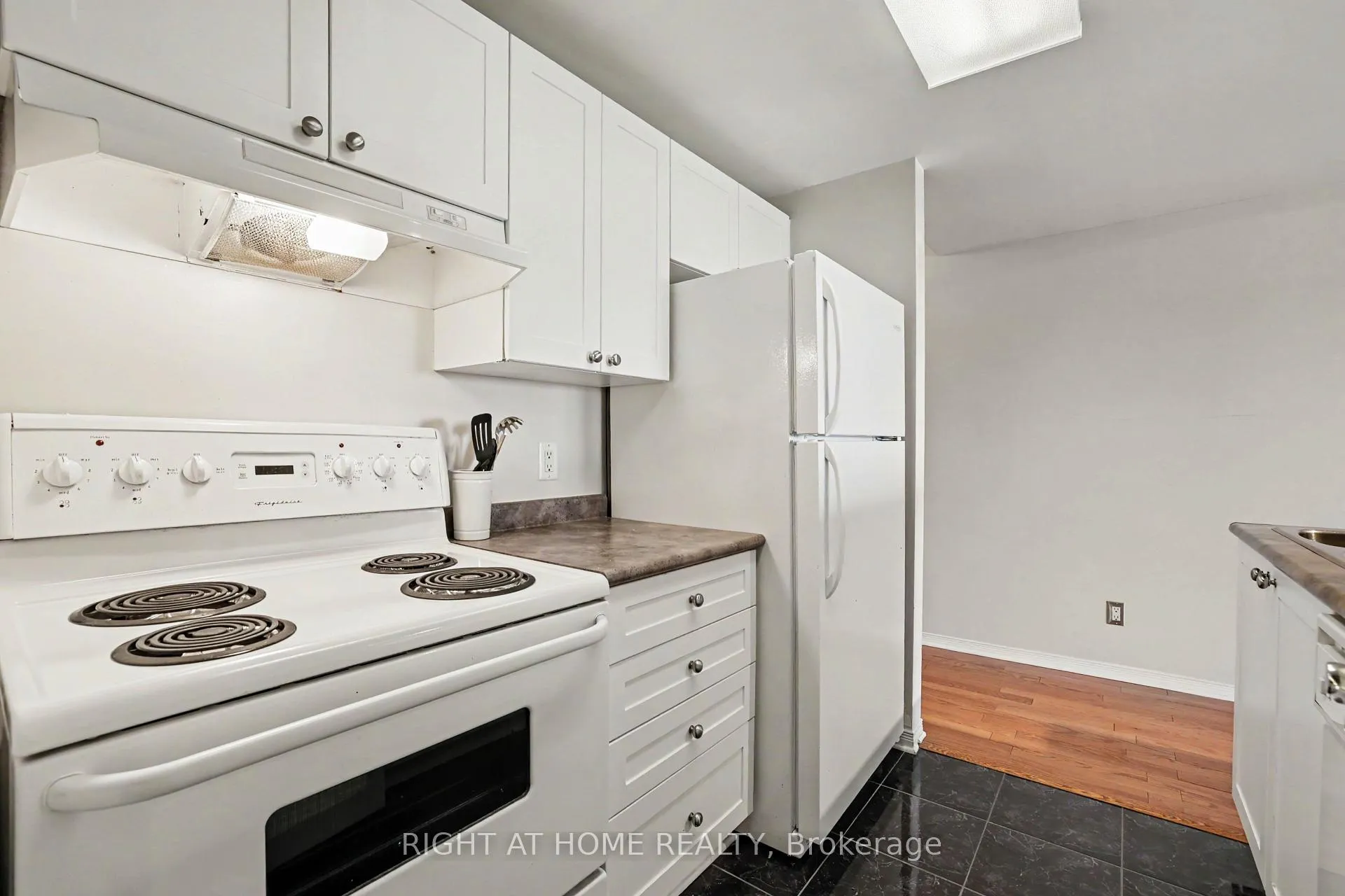 Photo 10 of Unit 8J, 310 Central Park Drive, Ottawa, Central Park — HOMEH
