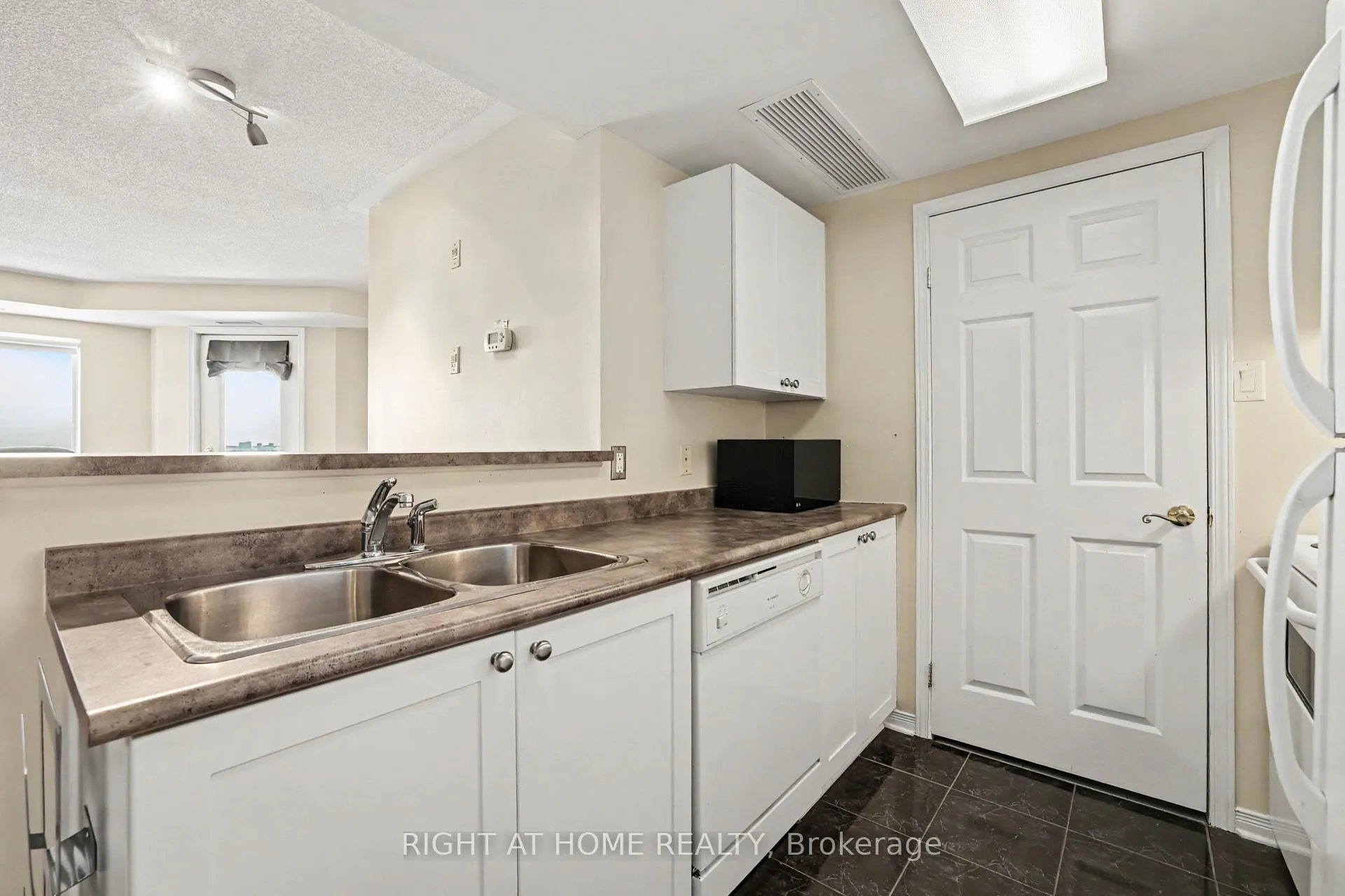 Photo 11 of Unit 8J, 310 Central Park Drive, Ottawa, Central Park — HOMEH