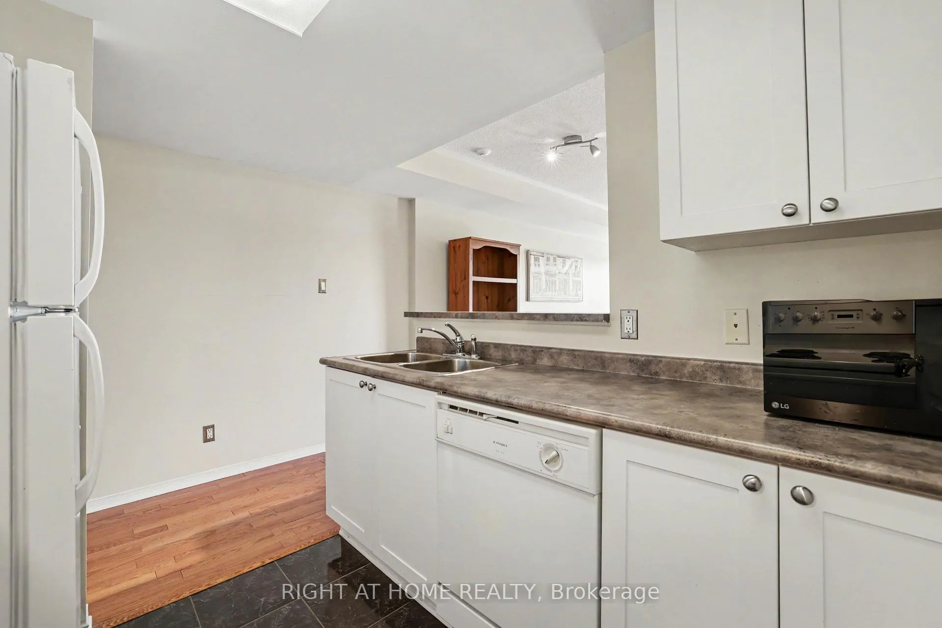 Photo 12 of Unit 8J, 310 Central Park Drive, Ottawa, Central Park — HOMEH