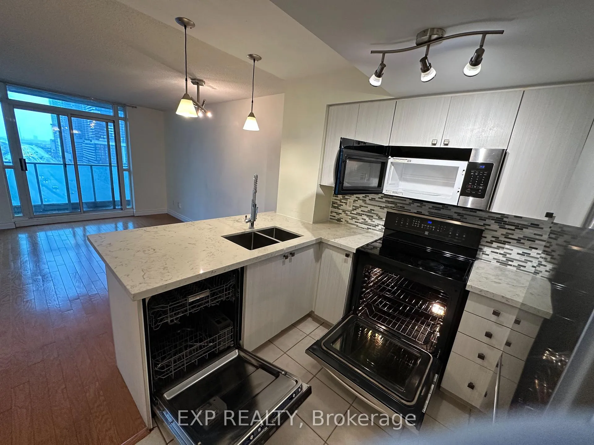 Photo 5 of Unit 1306, 18 Yonge Street, Toronto, Waterfront Communities — HOMEH