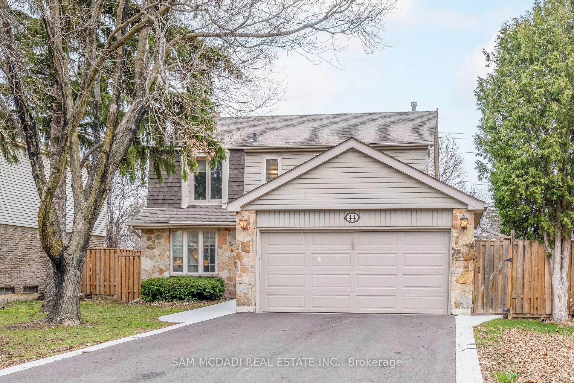 Photo 2 of 44 Madrid Crescent, Brampton, Central Park — HOMEH