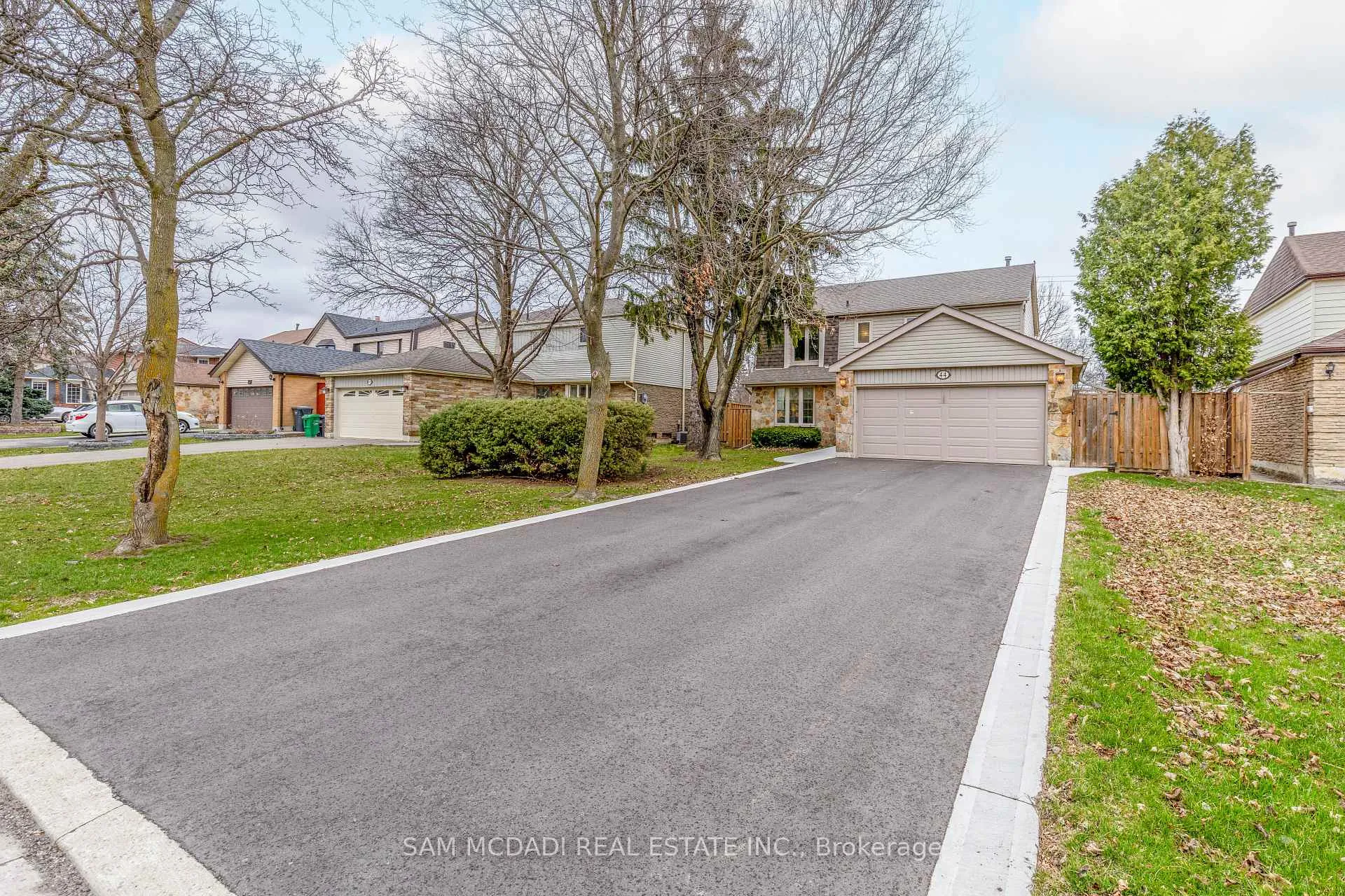 Photo 3 of 44 Madrid Crescent, Brampton, Central Park — HOMEH