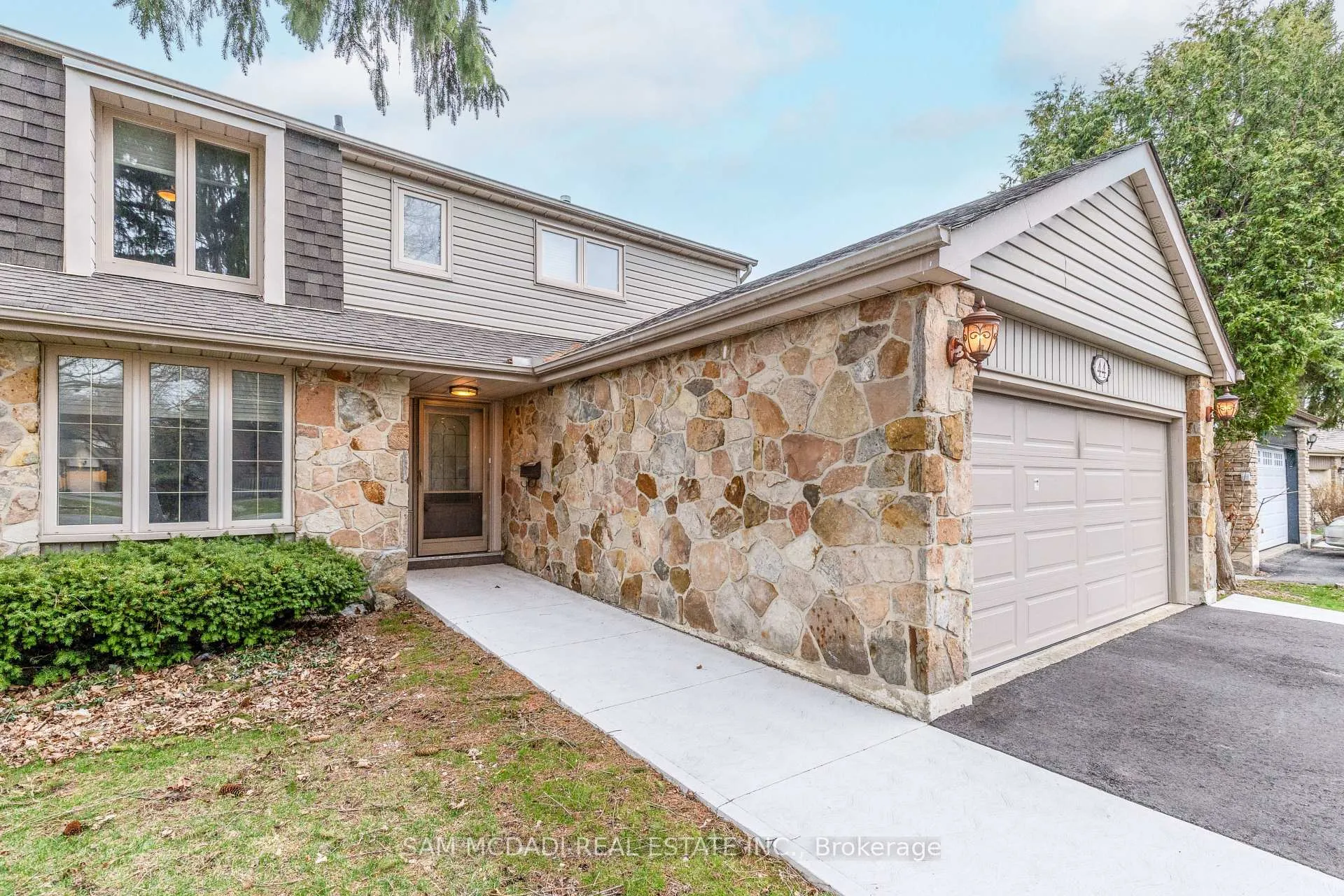 Photo 4 of 44 Madrid Crescent, Brampton, Central Park — HOMEH