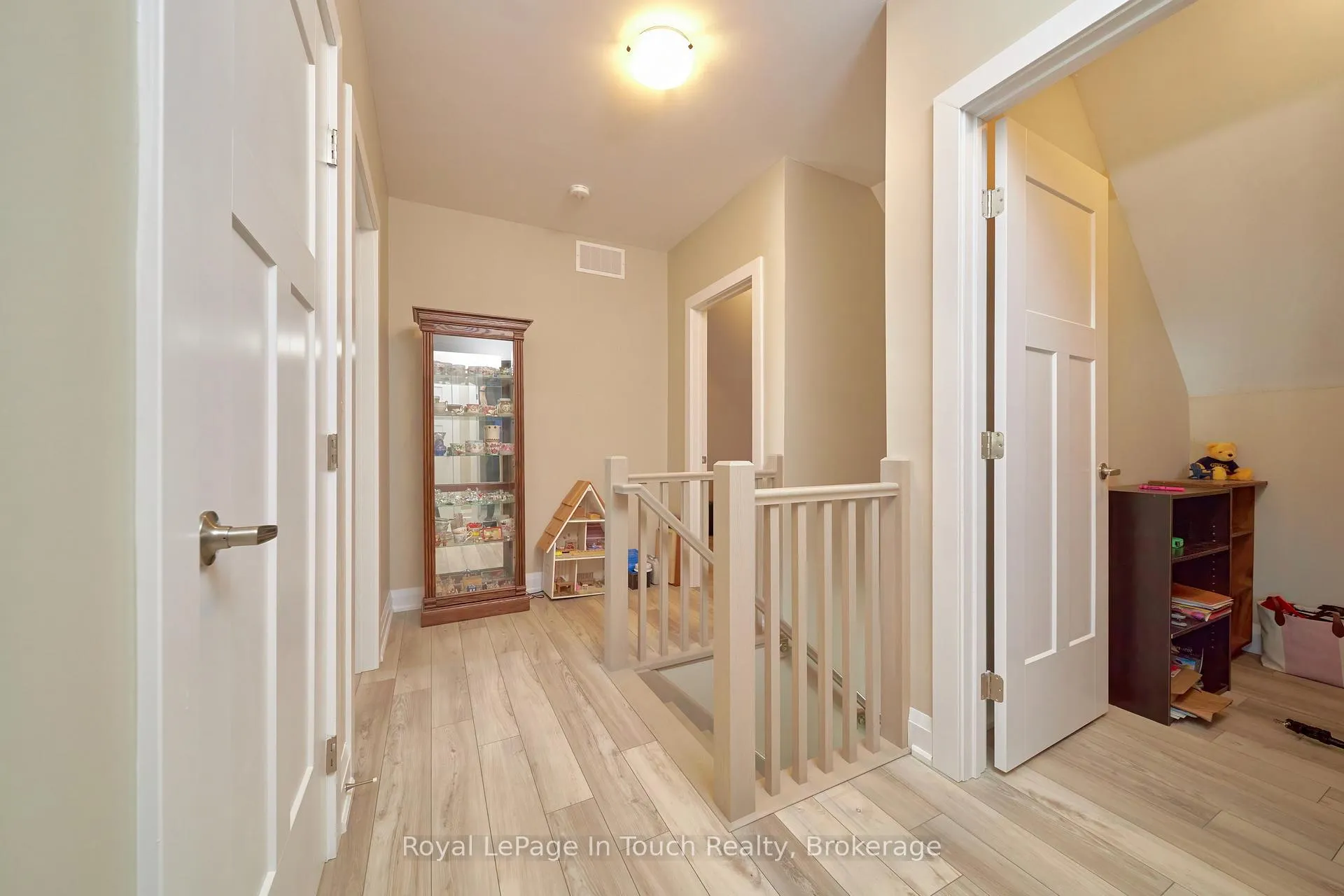 Photo 14 of 31 Julia Crescent, Midland — HOMEH
