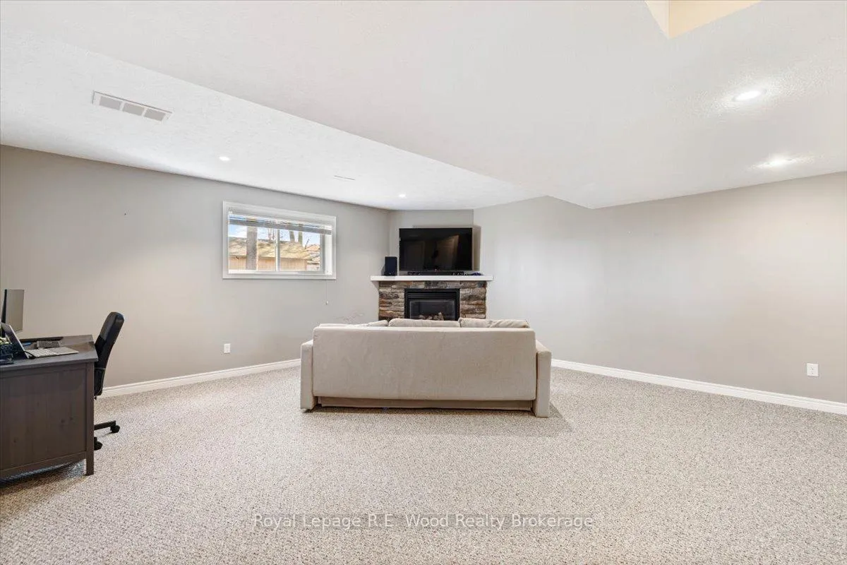 Photo 19 of 56 Wintergreen Crescent, Norfolk, Delhi — HOMEH