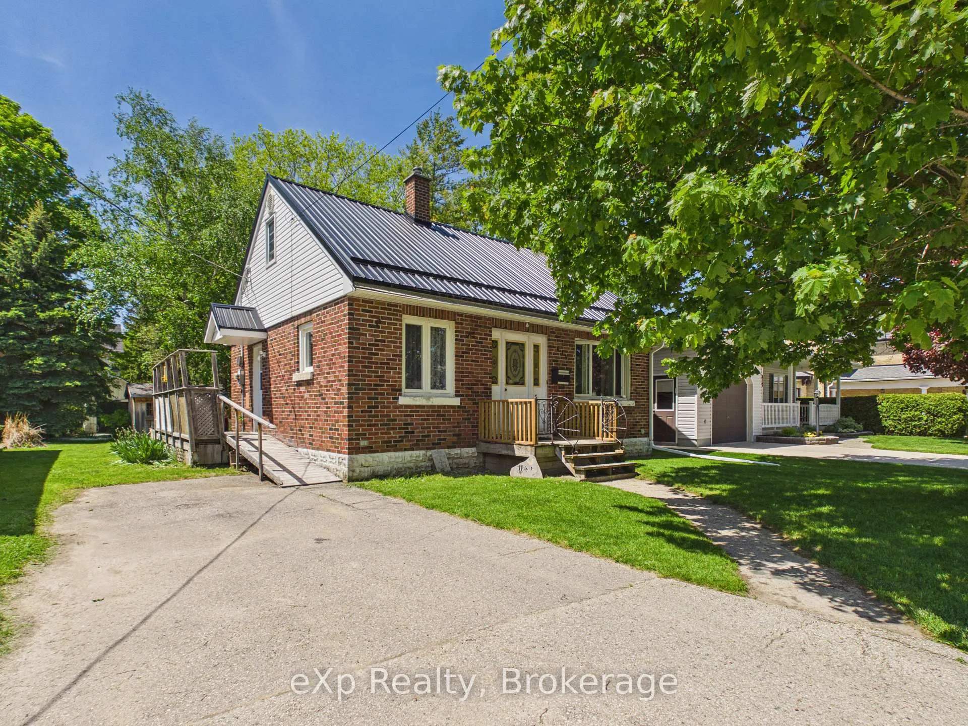 Photo 2 of 419 Colborne Street, Brockton — HOMEH