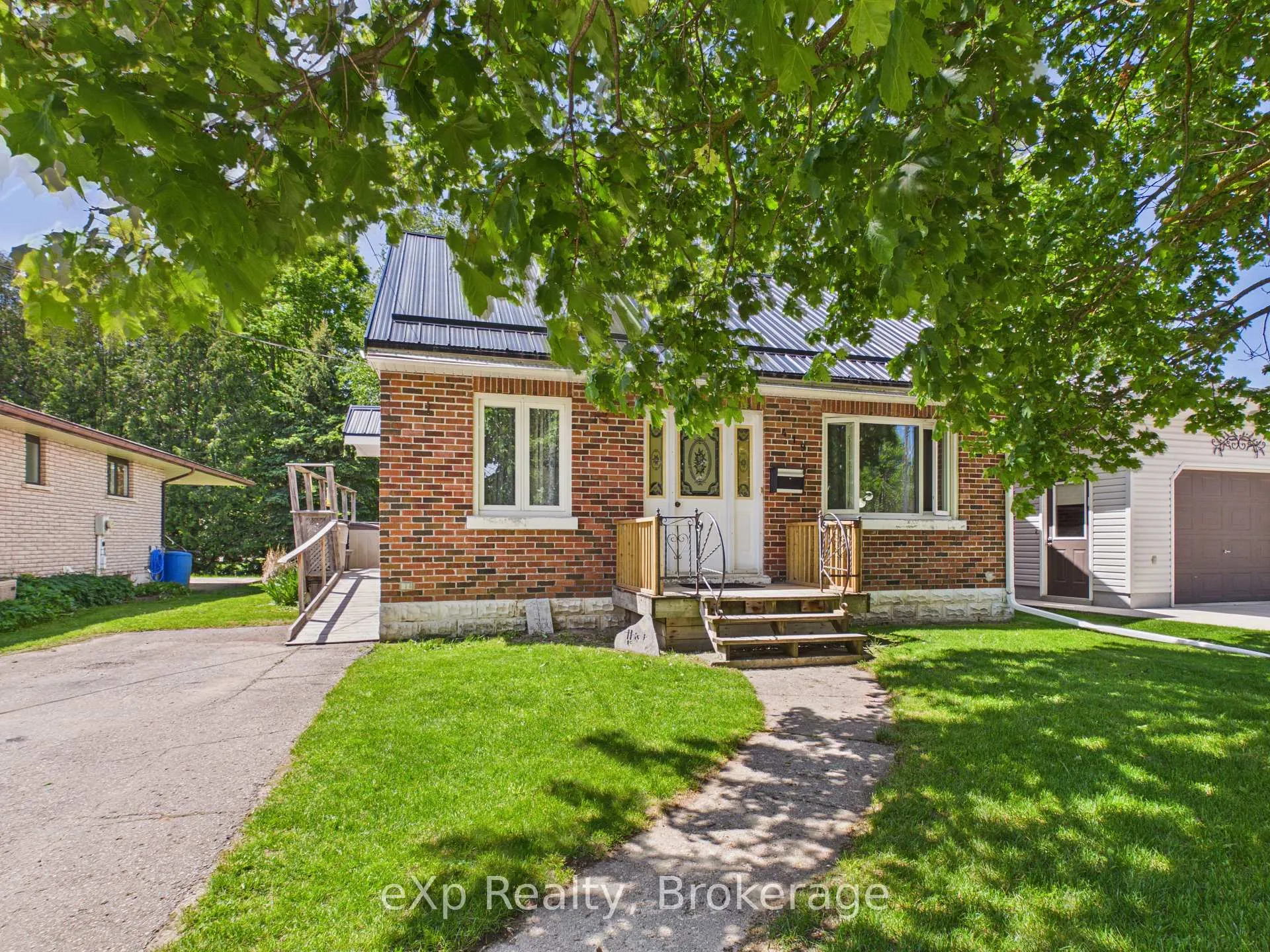 Photo 3 of 419 Colborne Street, Brockton — HOMEH