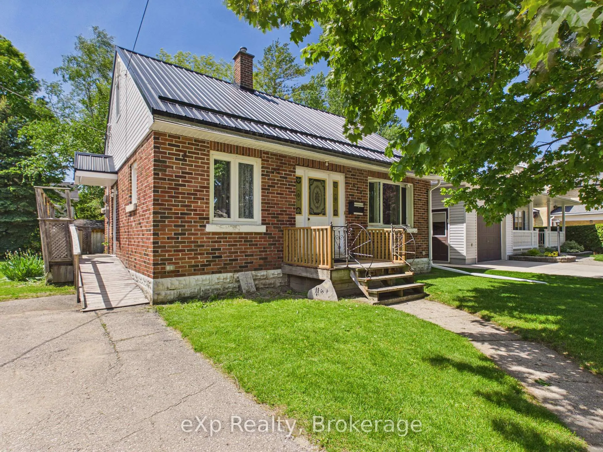 Photo 4 of 419 Colborne Street, Brockton — HOMEH