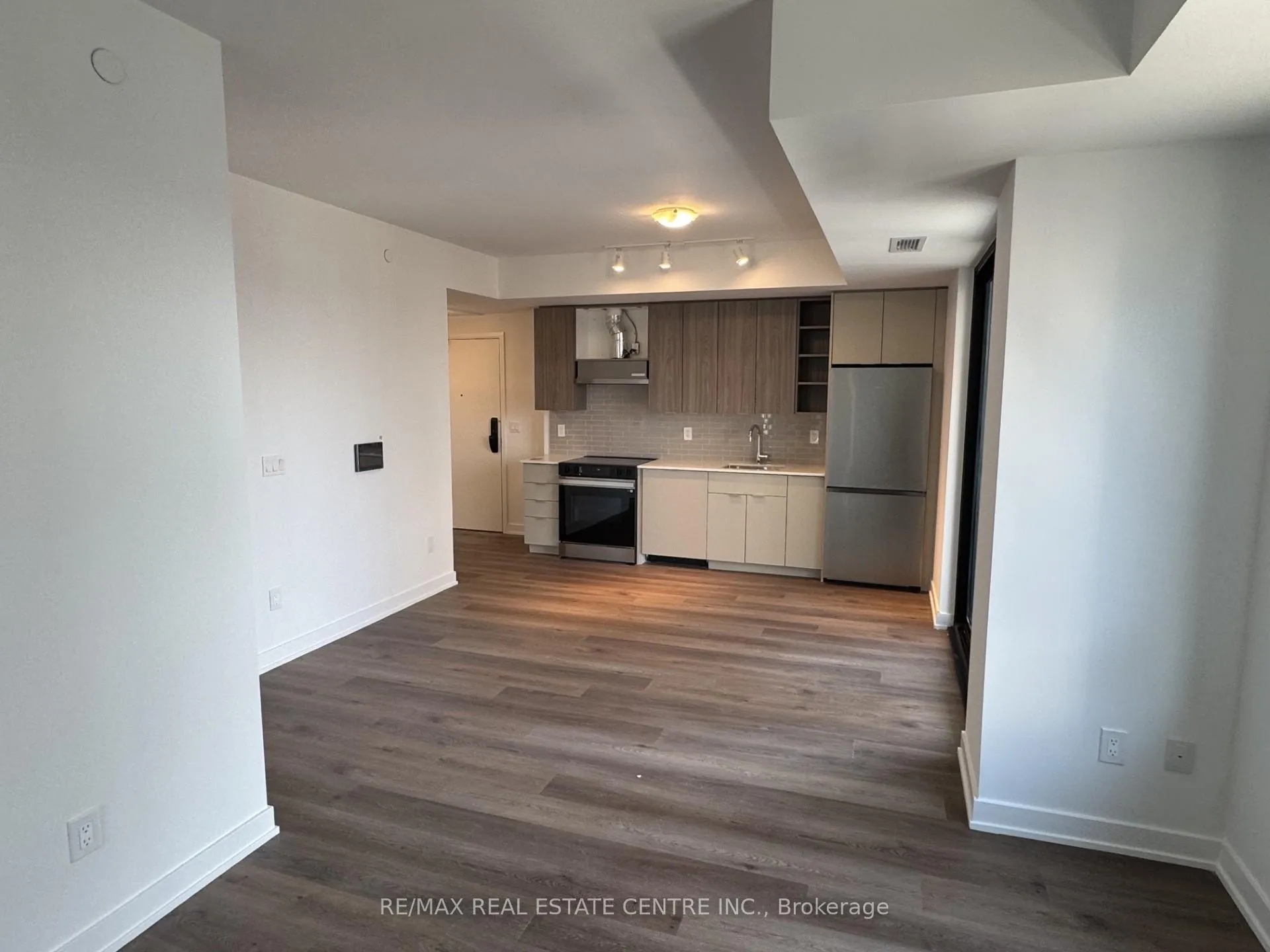 Photo 2 of 2075 Lakeshore Road, Burlington, Brant — HOMEH
