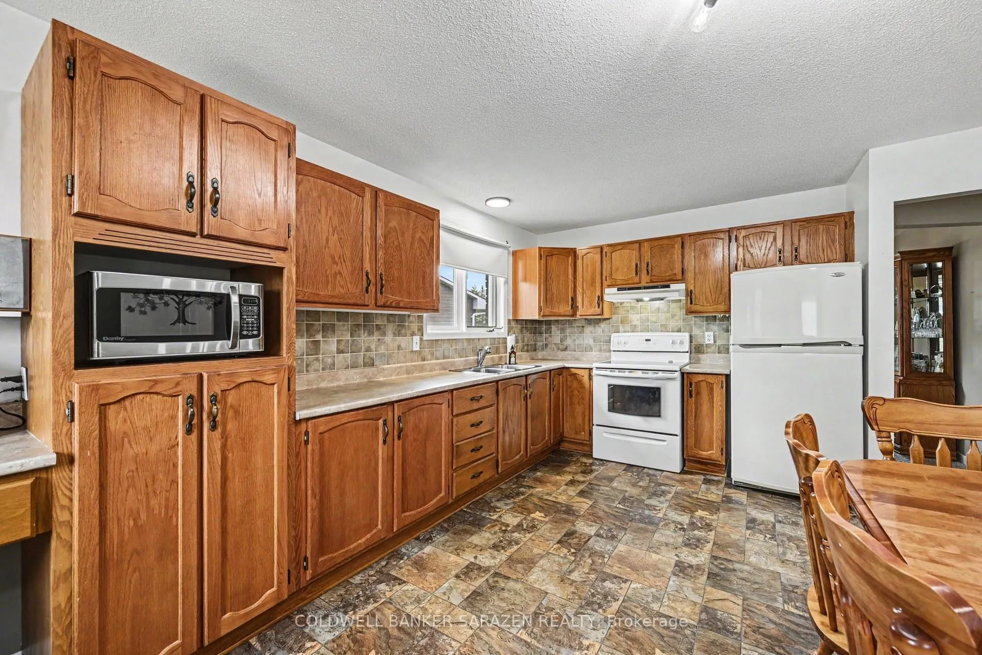 Photo 11 of 258 Allan Drive, Arnprior — HOMEH