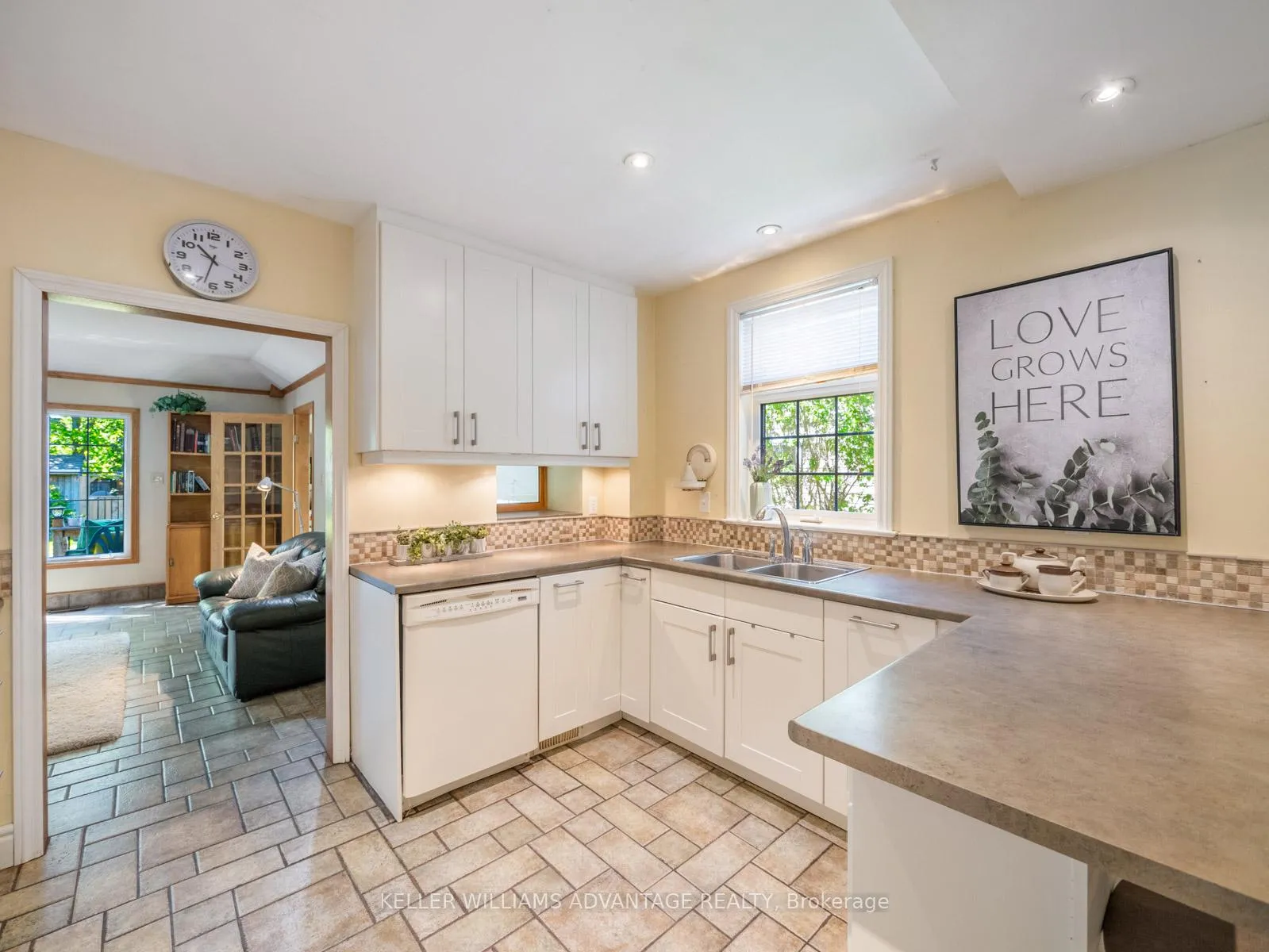 Photo 12 of 27 Lyall Avenue, Toronto, East End-Danforth — HOMEH
