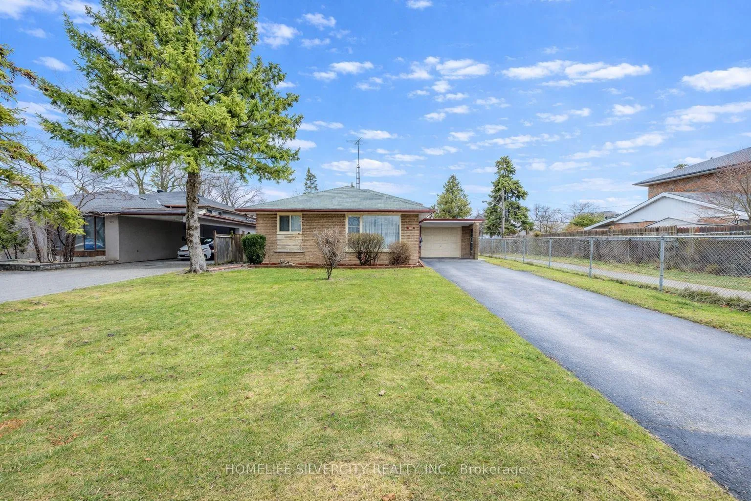 Photo 2 of 327 The West Way, Etobicoke, Willowridge-Martingrove-Richview — HOMEH