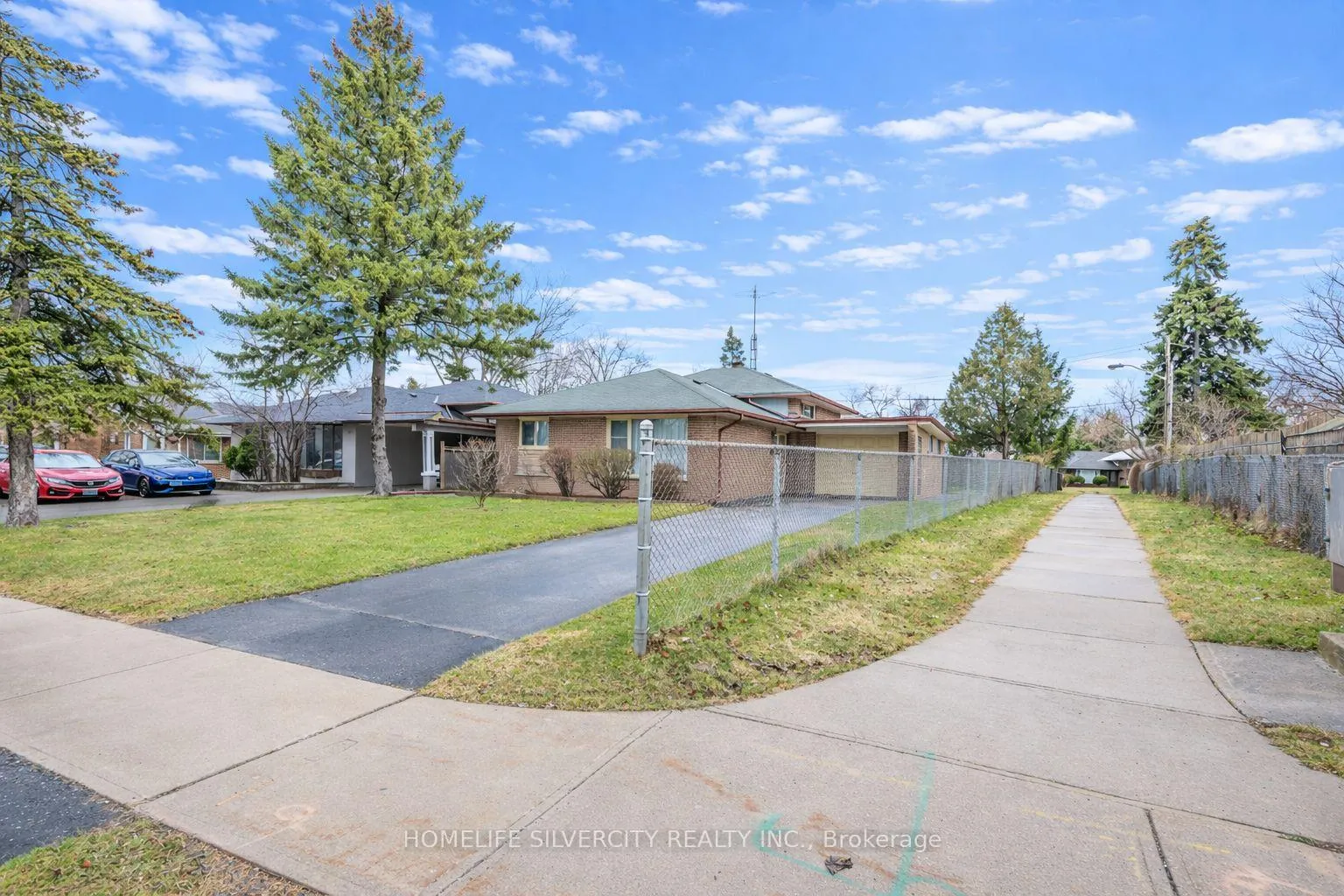 Photo 3 of 327 The West Way, Etobicoke, Willowridge-Martingrove-Richview — HOMEH