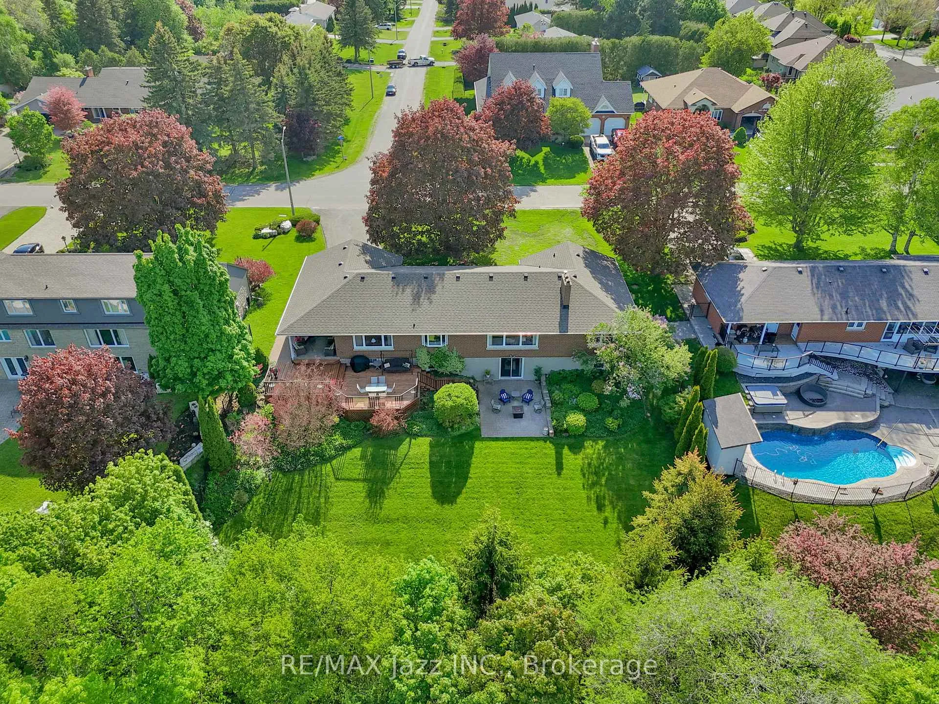 Photo 2 of 961 Swiss Heights, Oshawa, Pinecrest — HOMEH