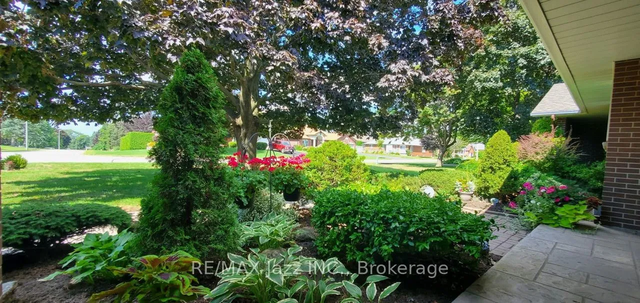 Photo 5 of 961 Swiss Heights, Oshawa, Pinecrest — HOMEH