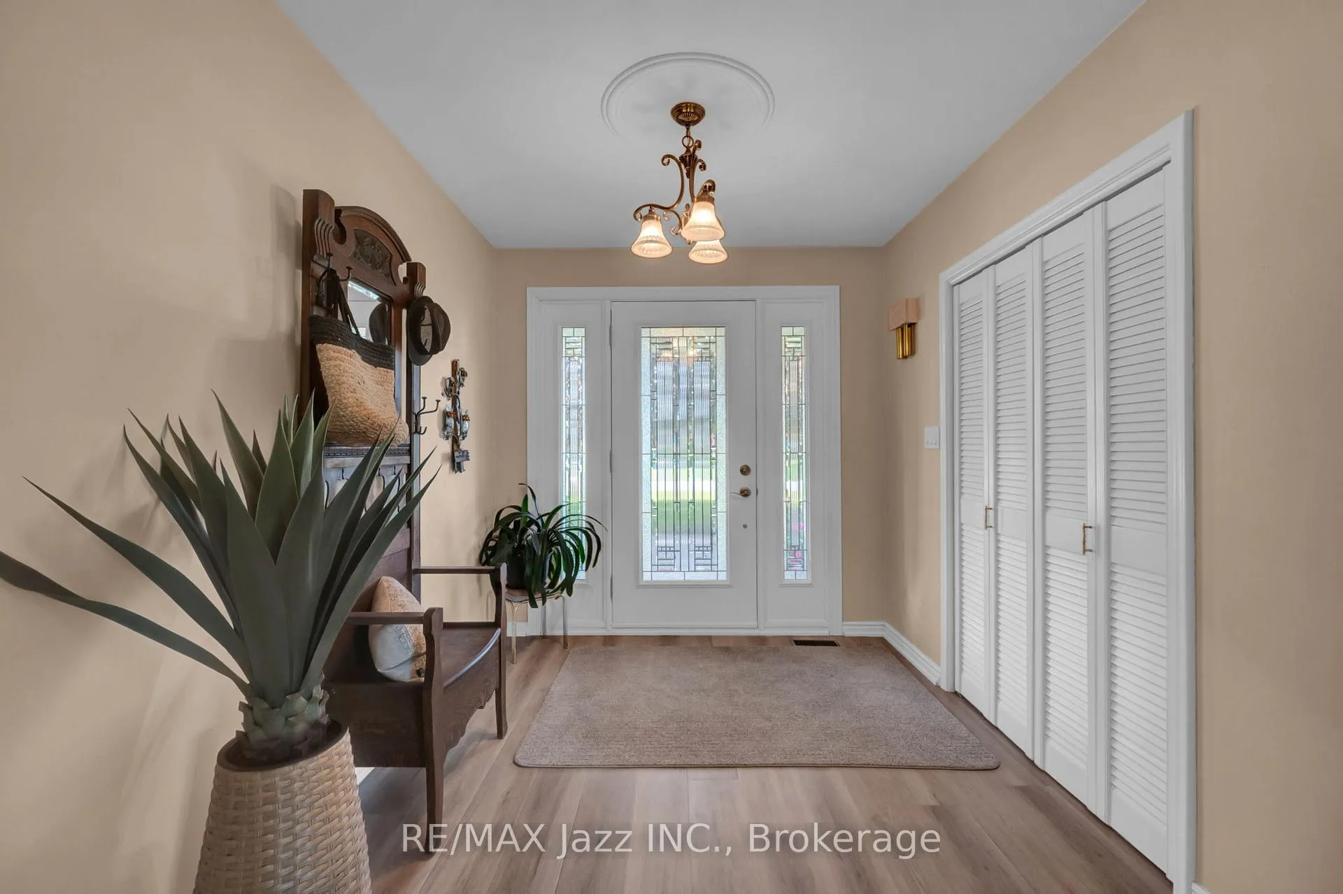 Photo 8 of 961 Swiss Heights, Oshawa, Pinecrest — HOMEH