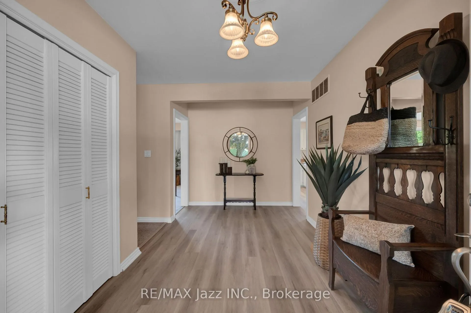 Photo 9 of 961 Swiss Heights, Oshawa, Pinecrest — HOMEH