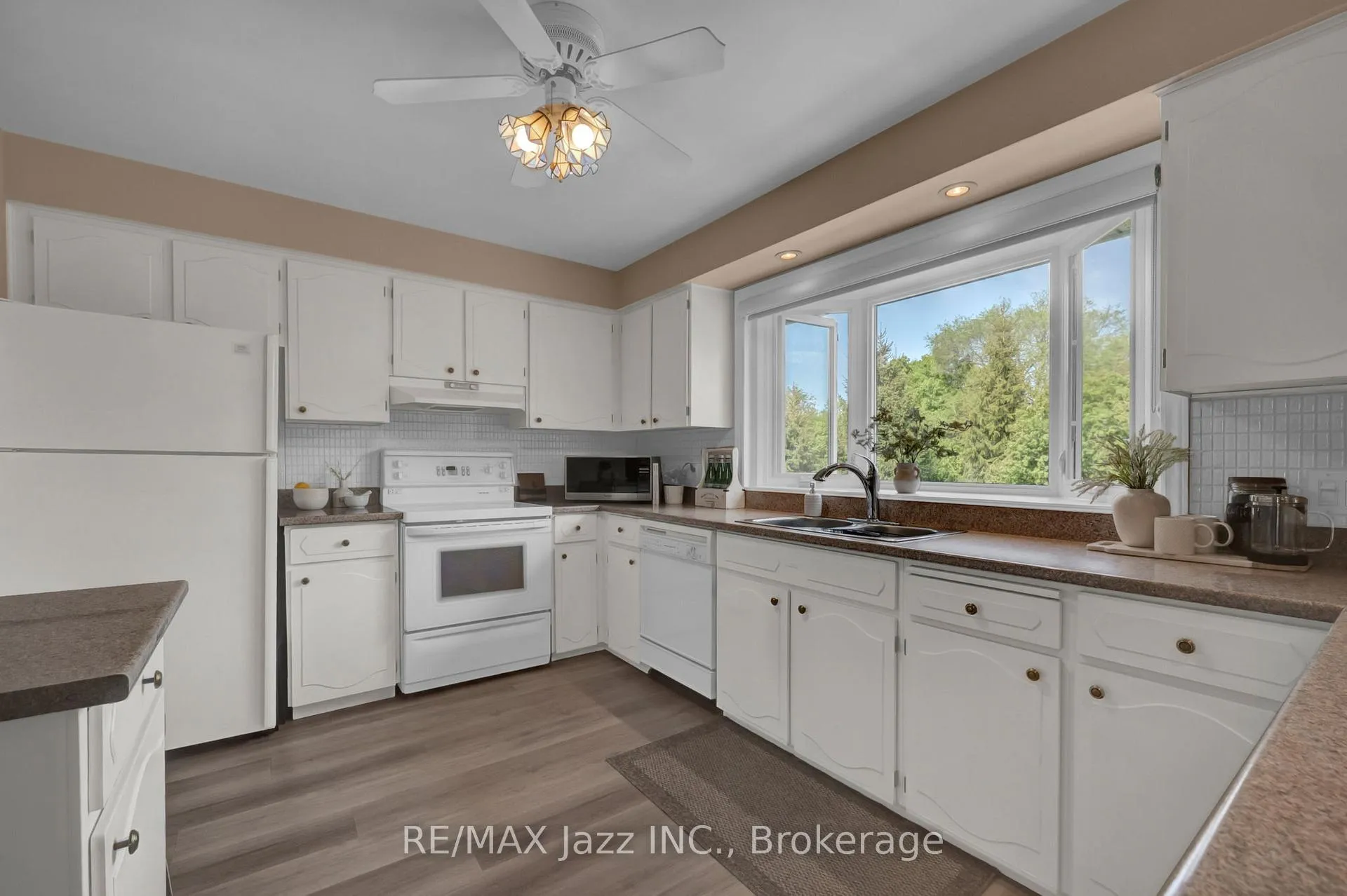Photo 16 of 961 Swiss Heights, Oshawa, Pinecrest — HOMEH