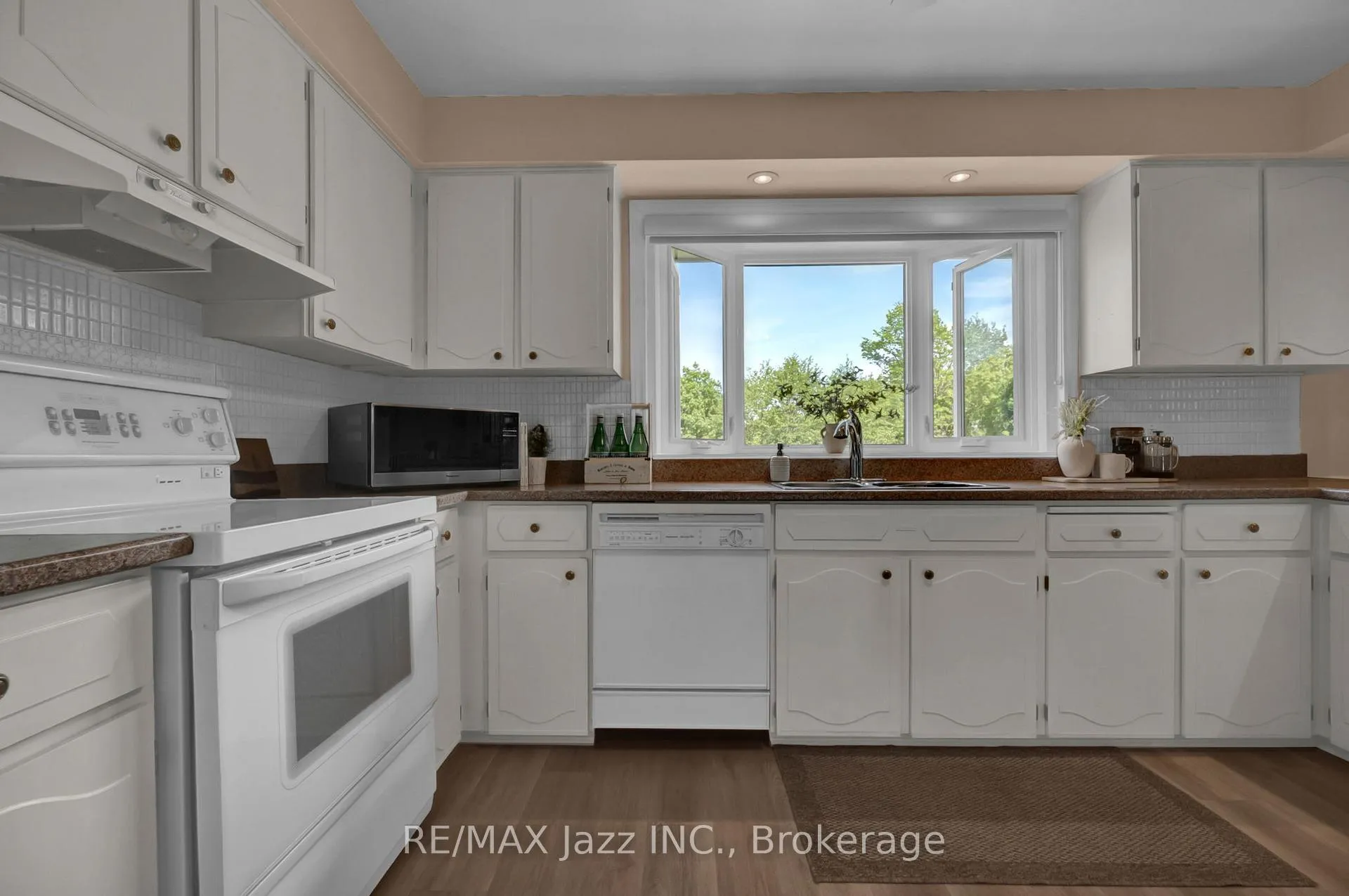 Photo 17 of 961 Swiss Heights, Oshawa, Pinecrest — HOMEH